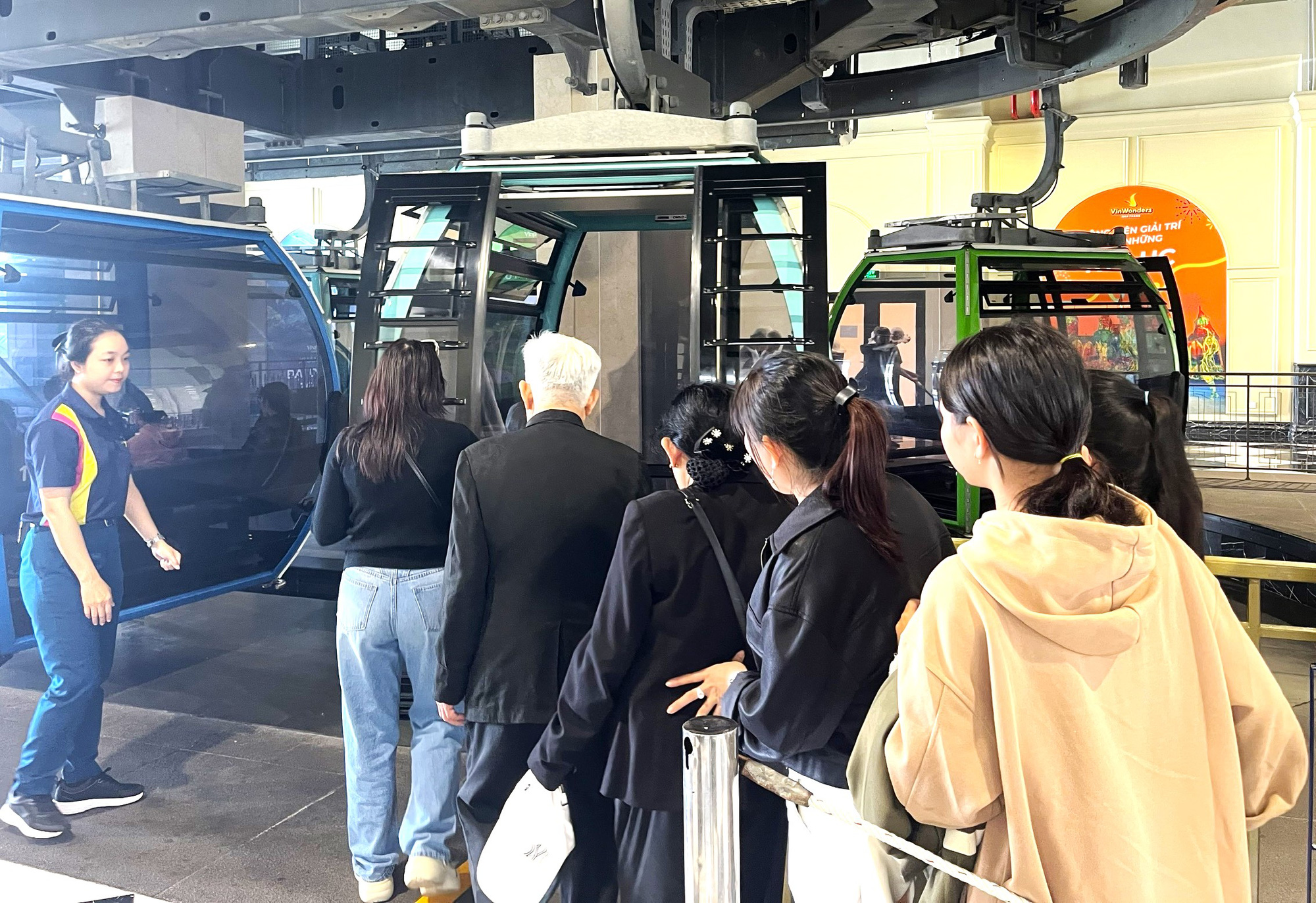 Ngày cuối nghỉ Tết, du khách vẫn check-in Nha Trang rồi trở lại TP.HCM vào ban đêm để tránh kẹt xe - Ảnh 1. Du khách check-in Nha Trang rồi trở lại TP.HCM vào ban đêm để né kẹt xe - Ảnh 1.