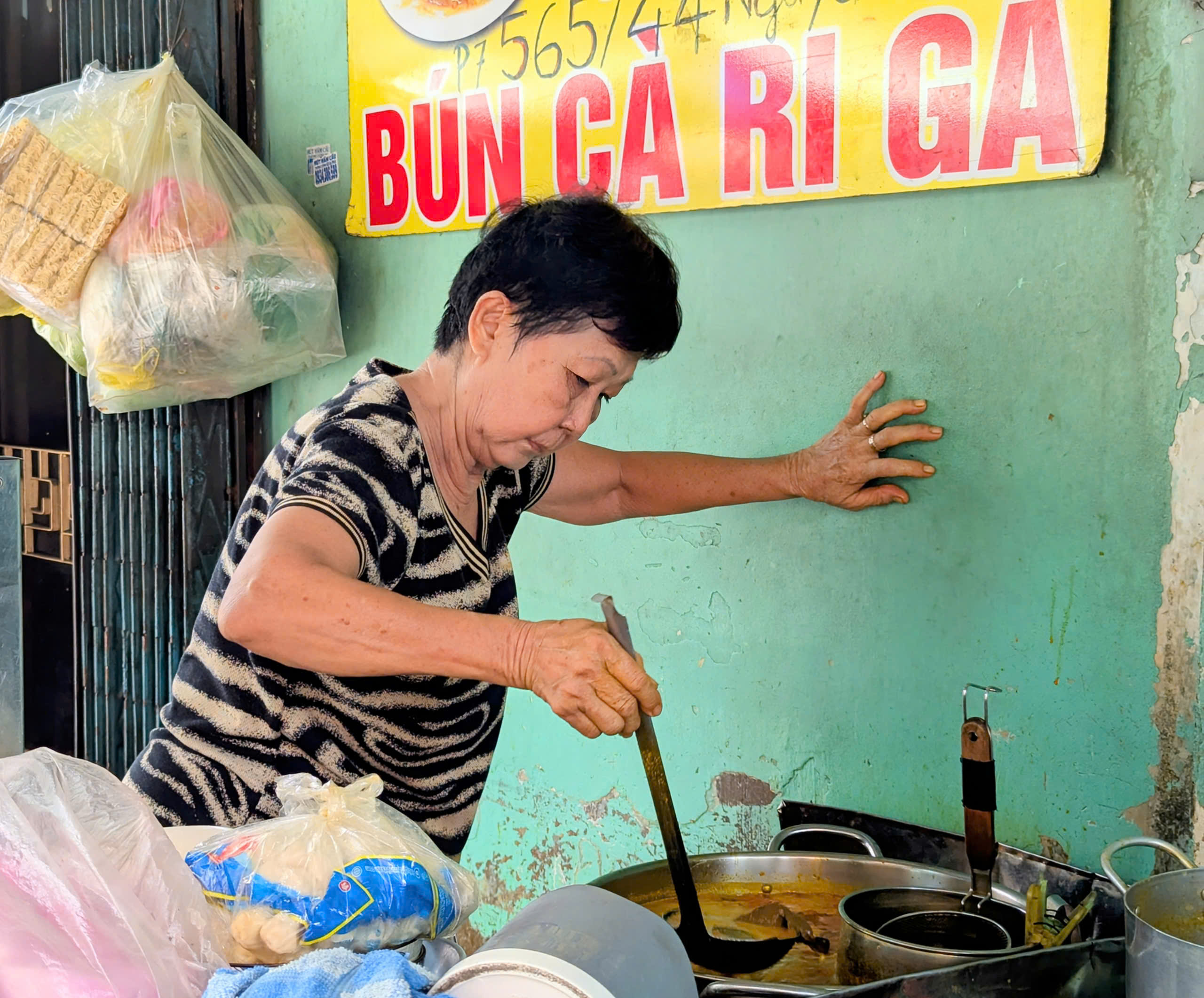 Quán bún cà ri gà 19 năm, khách mê đến mức sợ bà chủ trúng số mà nghỉ bán - Ảnh 5. Bún cà ri gà - Ảnh 5.