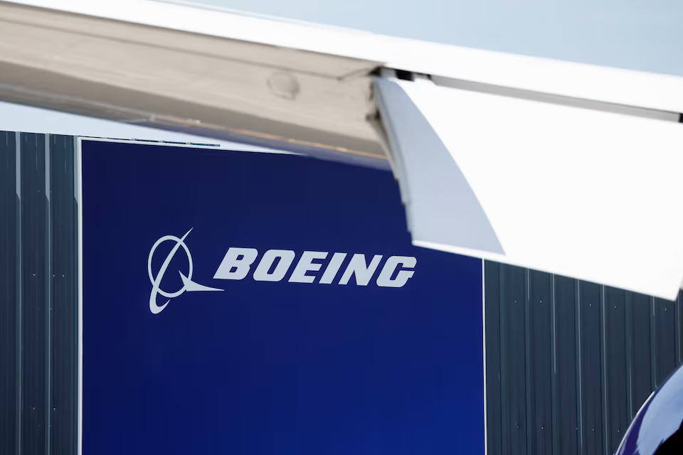 CEO Boeing khen ông Musk thông minh, giúp thúc đẩy tiến độ bàn giao Air Force One cho ông Trump - Ảnh 1.