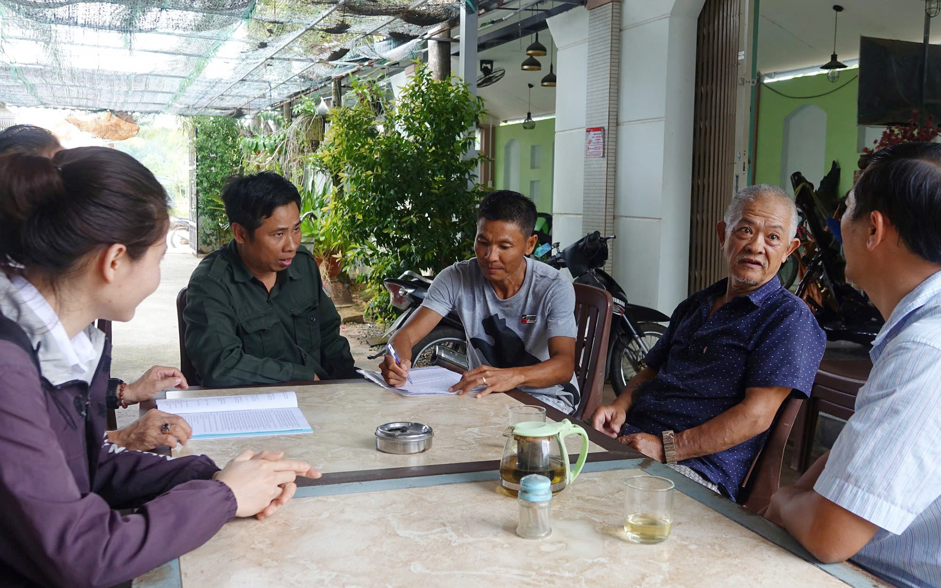 Người dân ký cam kết giữ rừng Phú Quốc - Ảnh 1. Người dân ký cam kết sẵn sàng giữ rừng Phú Quốc - Ảnh 1.