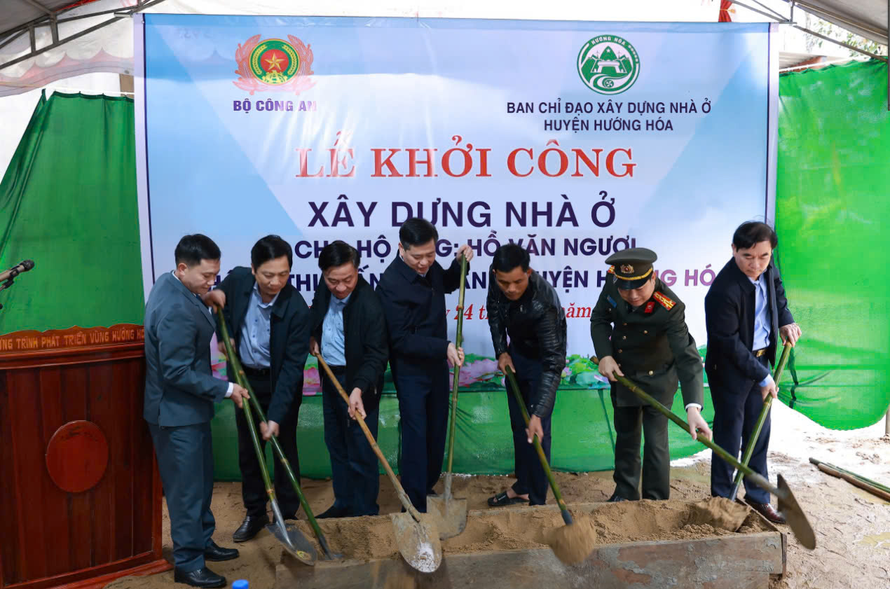 Bộ Công an hỗ trợ xây dựng 1.143 nhà ở, trị giá 80 tỉ đồng cho Quảng Trị - Ảnh 1.