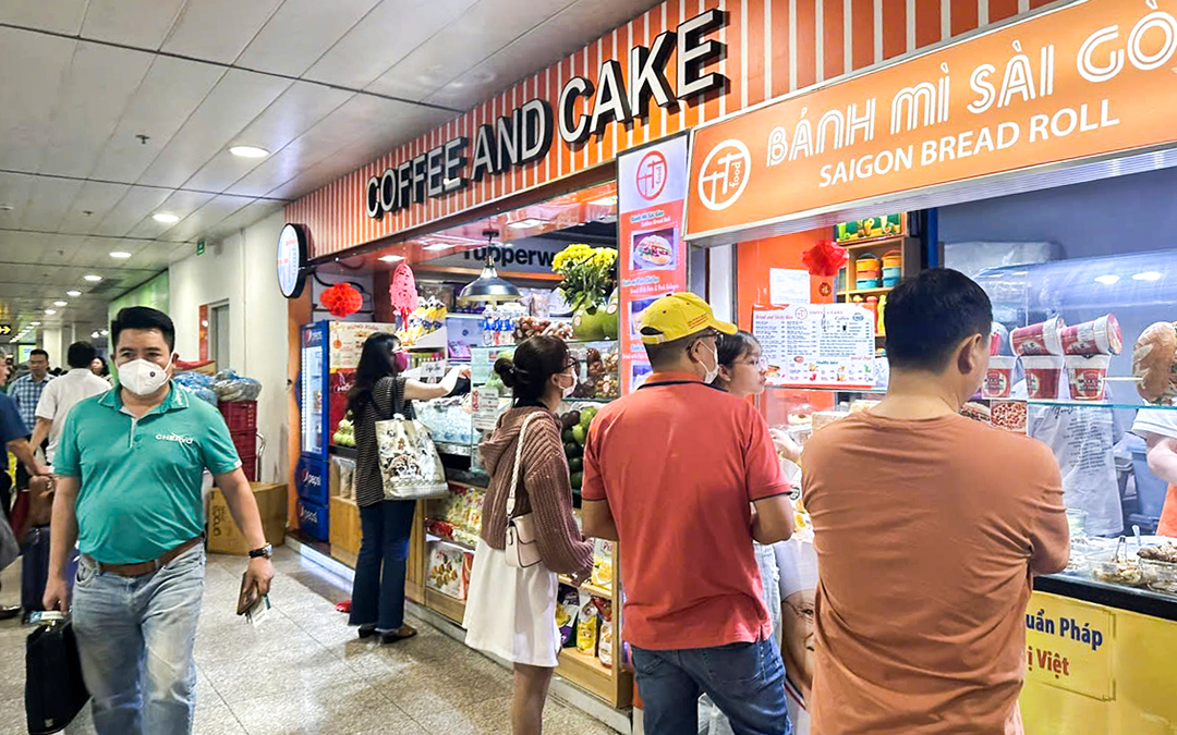 Giá 'trên trời' ở sân bay: Đắng lòng với ổ bánh mì 50.000 đồng, chai nước suối 40.000 đồng... - Ảnh 1. Tô phở 100.000 đồng, chai nước suối 40.000 đồng, là sân bay nên giá phải 'trên trời'? - Ảnh 1.