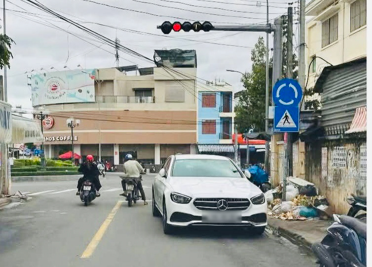 Xử phạt tài xế xe Mercedes đậu ngược chiều tại Nha Trang - Ảnh 1.