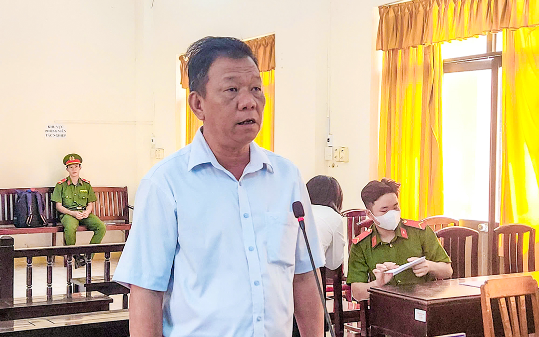 Vòi vĩnh, cựu phó viện trưởng Viện Kiểm sát Kiên Hải phải nhận án tù - Ảnh 1. Vòi vĩnh, cựu phó viện trưởng Viện Kiểm sát Kiên Hải phải nhận án tù - Ảnh 1.