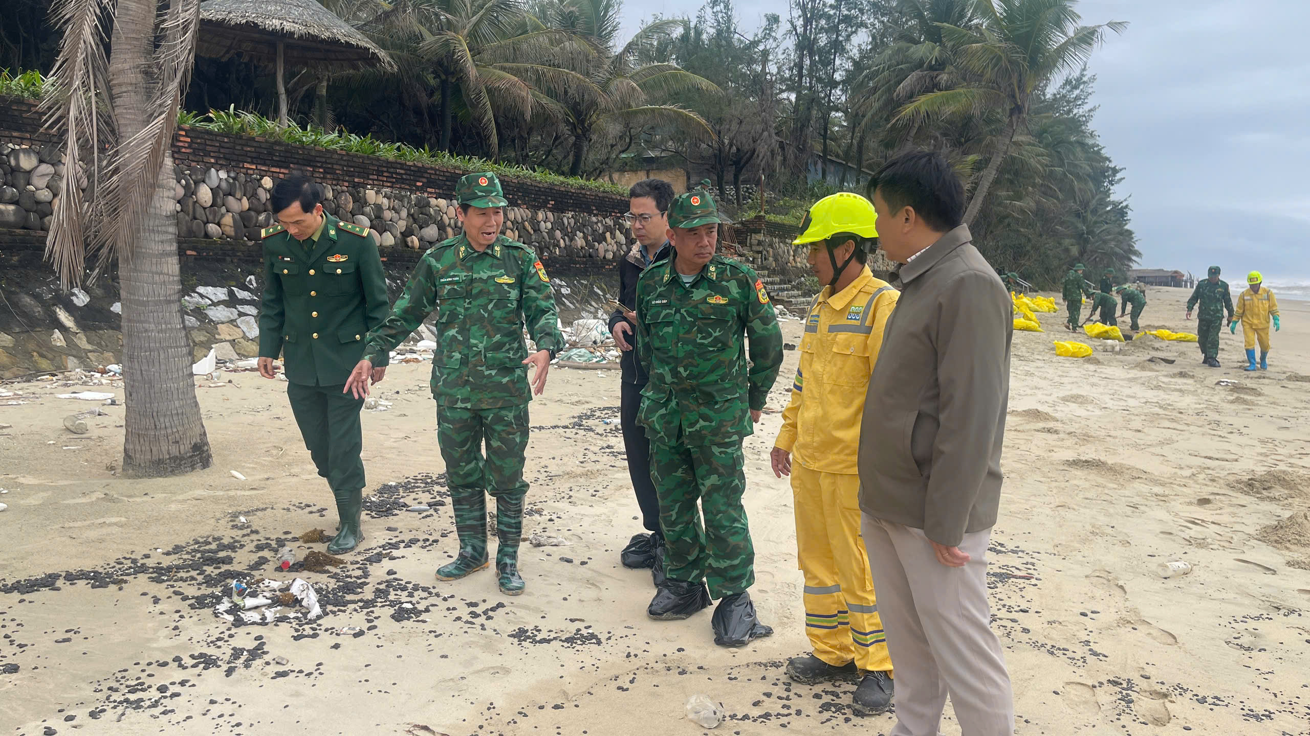 Vệt dầu loang bí ẩn kéo dài từ Huế vào Quảng Nam, vớt được thùng dầu từ Thái Lan - Ảnh 3.