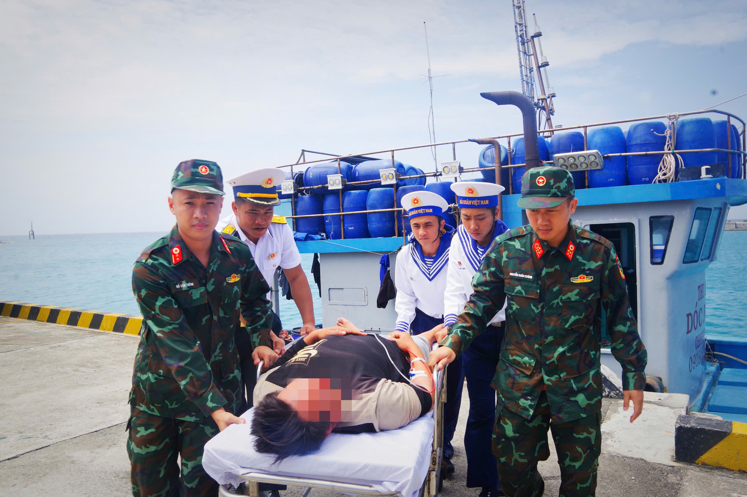 Cứu ngư dân đột quỵ não trên biển - Ảnh 1. Quân y đảo Trường Sa cứu ngư dân đột quỵ trên biển - Ảnh 1.