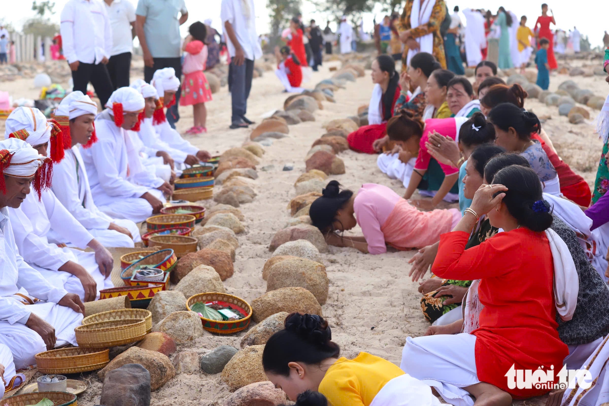 Hàng ngàn người Chăm Ninh Thuận đi tảo mộ, mở đầu Tết Ramưwan - Ảnh 4.