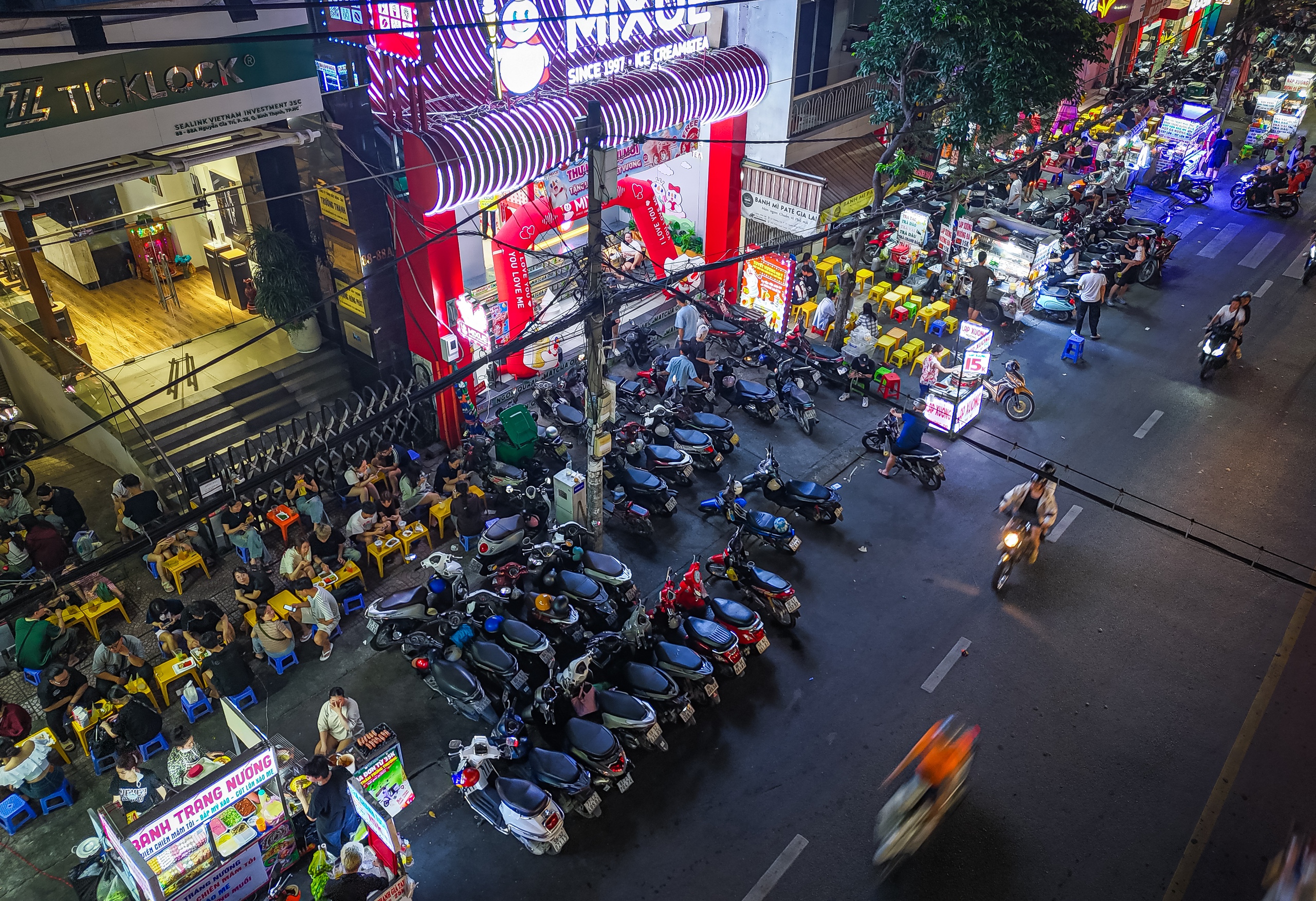 'Tôi bị đuổi đi nơi khác khi đứng trên vỉa hè chờ xe' - Ảnh 1.