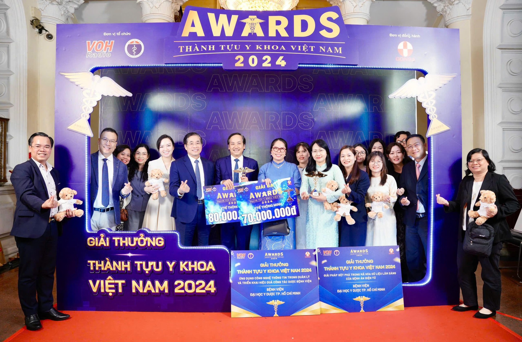Bệnh viện Đại học Y Dược TP.HCM nhận 2 giải thưởng Thành tựu Y khoa - Ảnh 1.