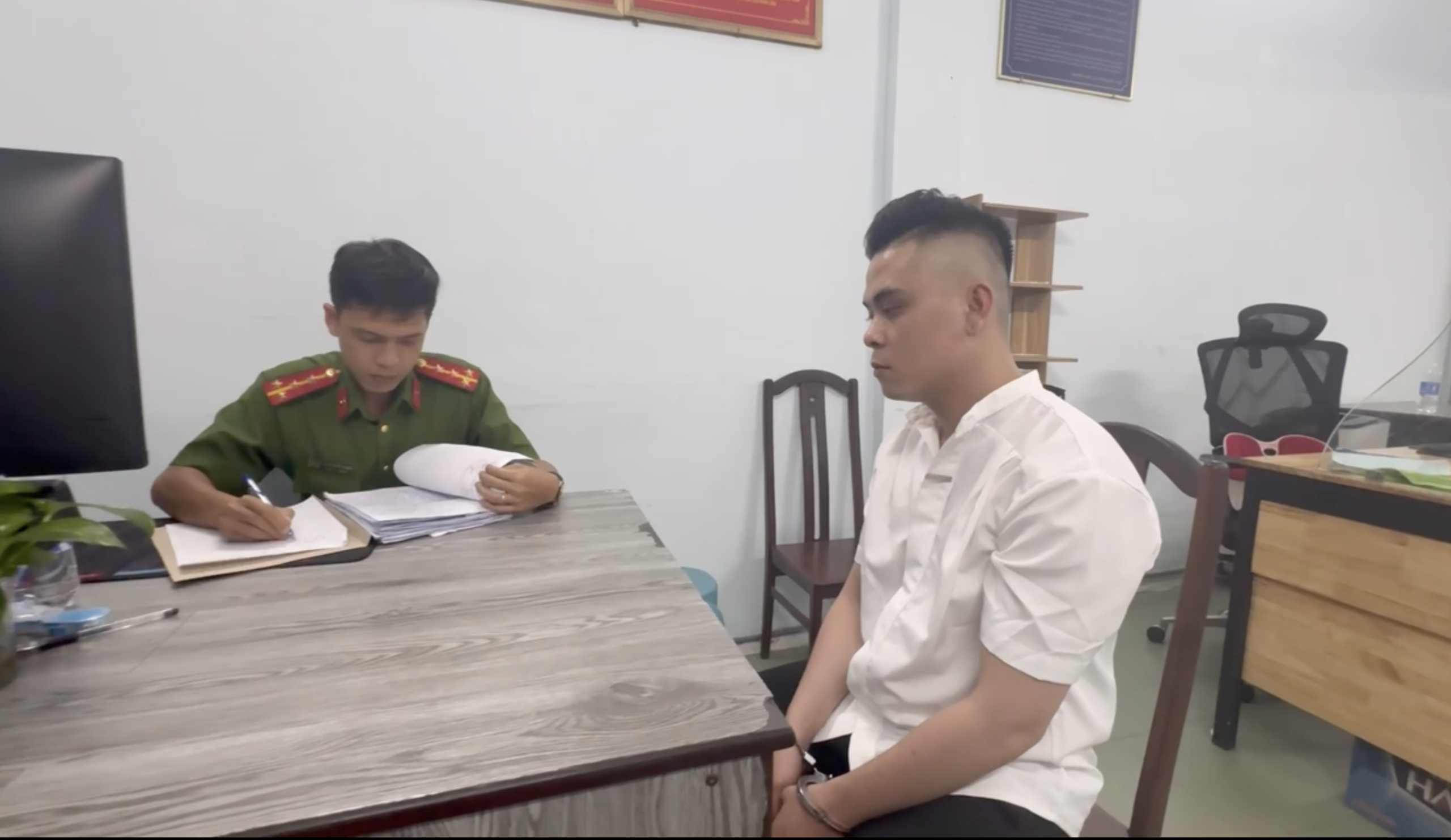 Bắt khẩn cấp người 'bênh' chó, đánh bảo vệ tại phố đi bộ Nguyễn Huệ - Ảnh 1.