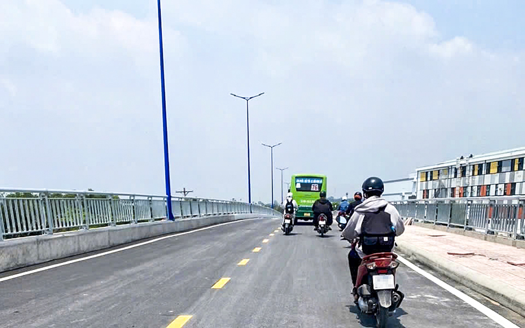 Ngày đầu cho xe đi qua cầu Tăng Long mới, đường sá thông thoáng - Ảnh 1.