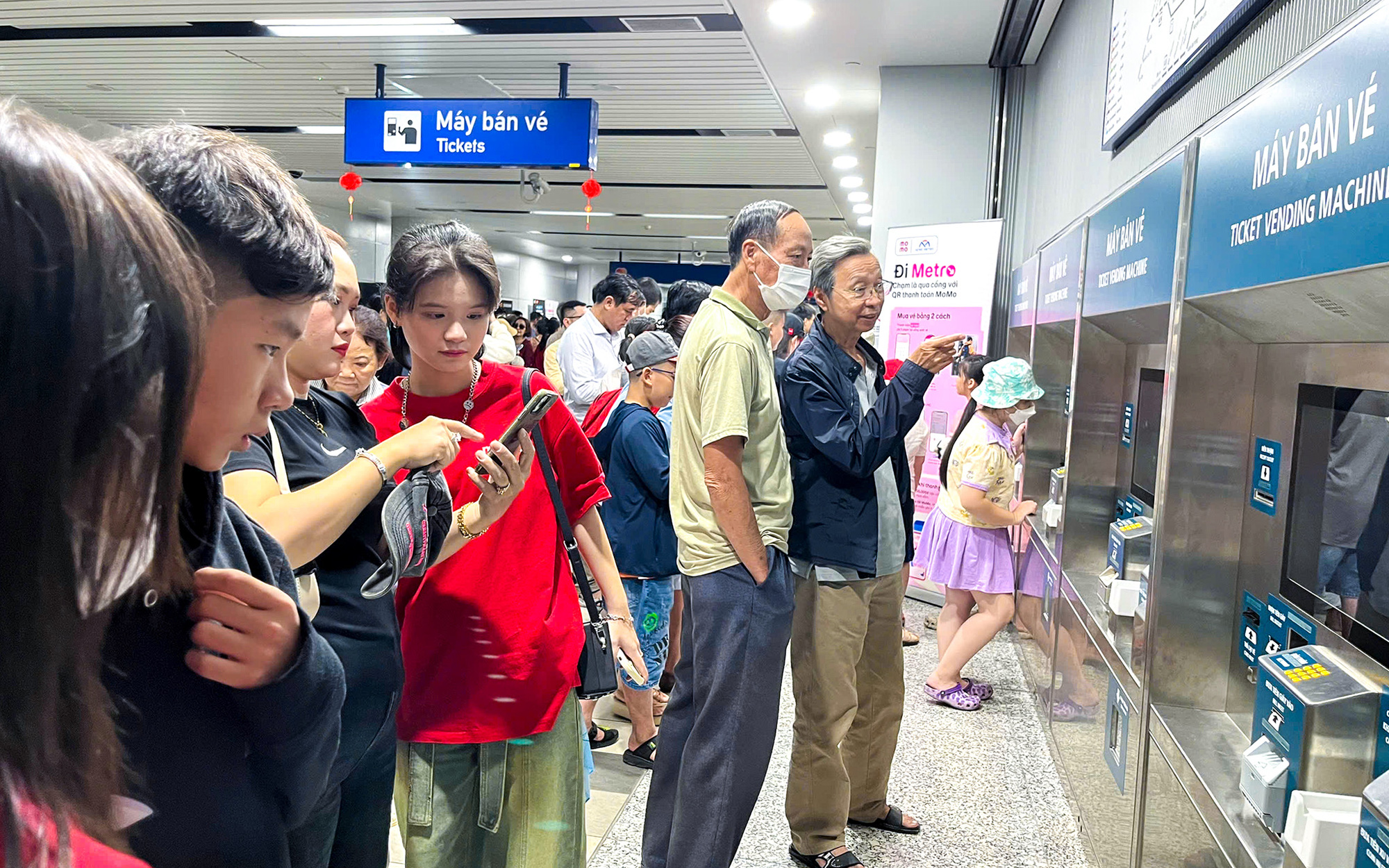 Nhiều người du xuân bằng metro số 1, doanh thu tàu khoảng 1,3 tỉ mỗi ngày - Ảnh 1. Nhiều người du xuân bằng metro số 1, doanh thu tàu khoảng 1,3 tỉ mỗi ngày - Ảnh 1.