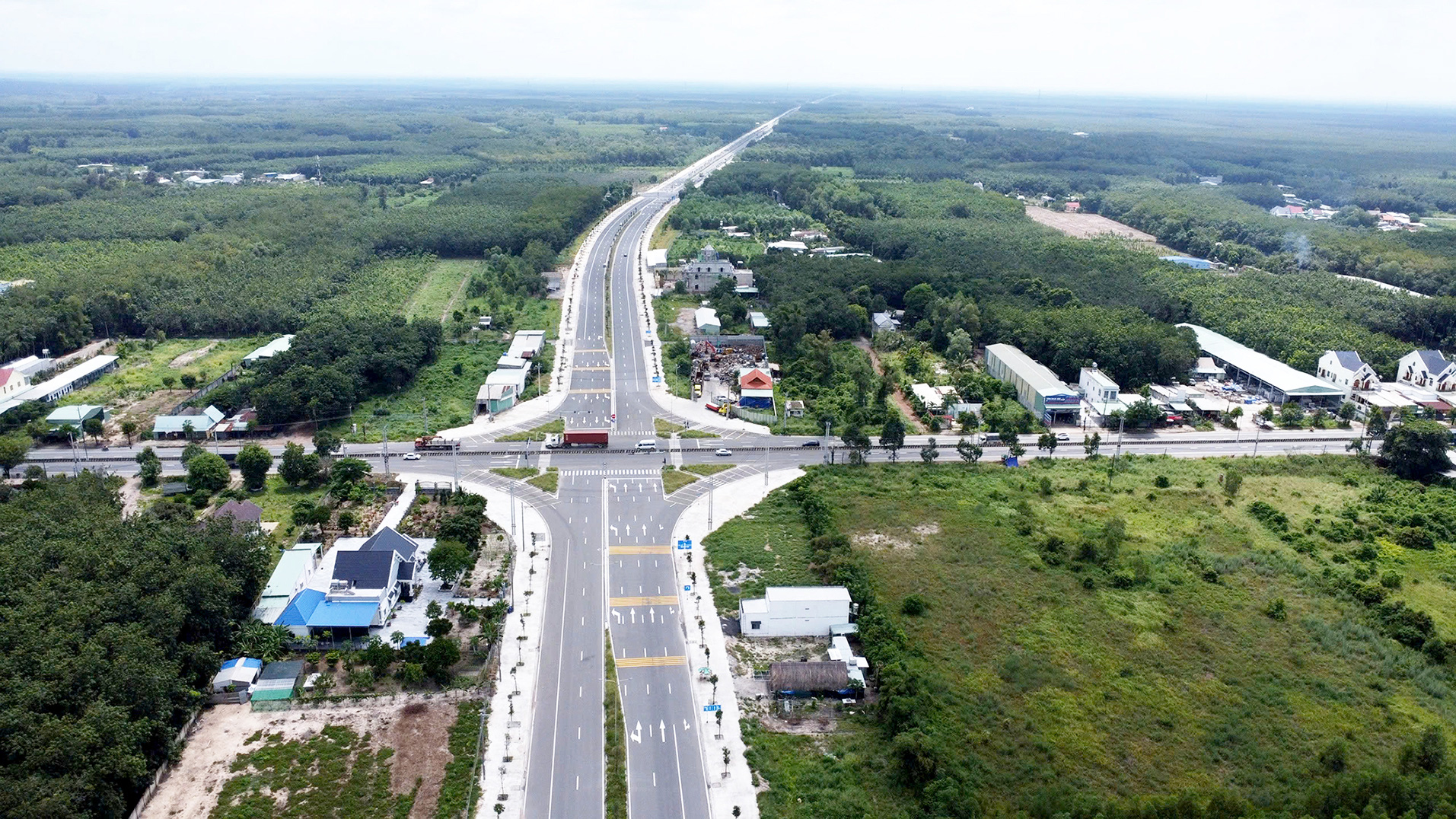 Mở đường cao tốc lên đại ngàn Tây Nguyên - Ảnh 4. Mở đường cao tốc lên đại ngàn Tây Nguyên - Ảnh 4.