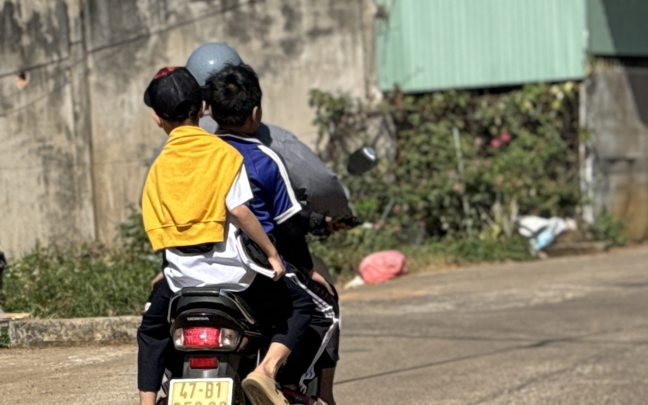 Giật mình ngã nhào, thanh niên dắt xe máy bỏ chạy, mặc bạn gái bơ vơ giữa đường - Ảnh 1.