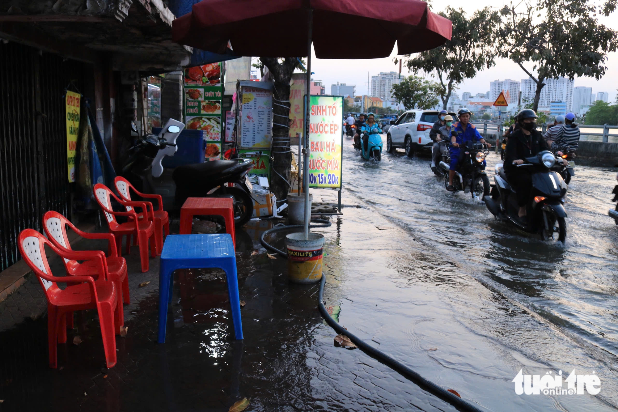 Người dân TP.HCM ngao ngán 'vượt' triều cường đầu tháng 2 Âm lịch - Ảnh 6.