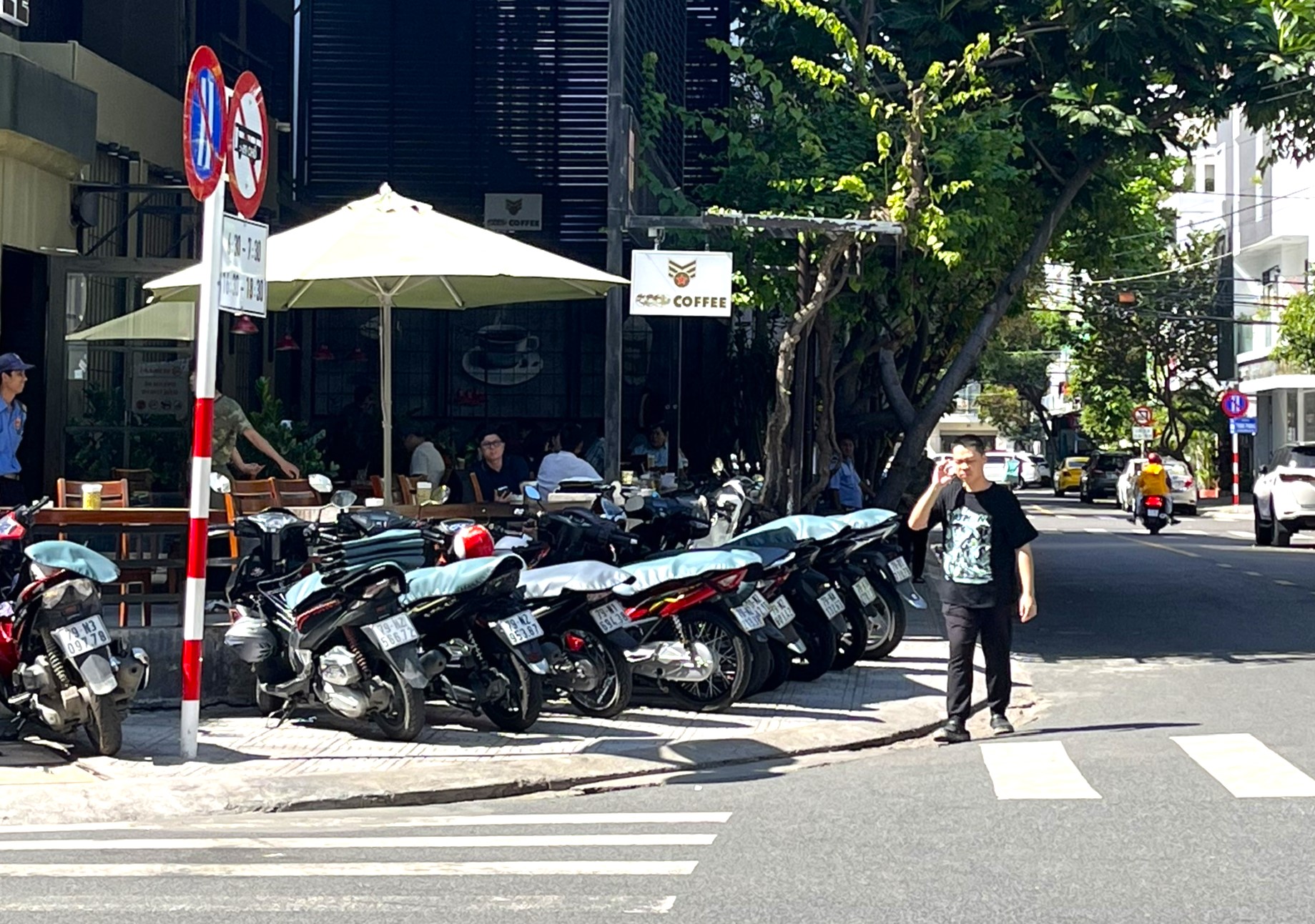 Vỉa hè 'có cũng như không' ở Nha Trang: Du khách bị 'đá' xuống lòng đường - Ảnh 5. Vỉa hè 'có cũng như không' ở Nha Trang: Du khách bị 'đá' xuống lòng đường - Ảnh 5.