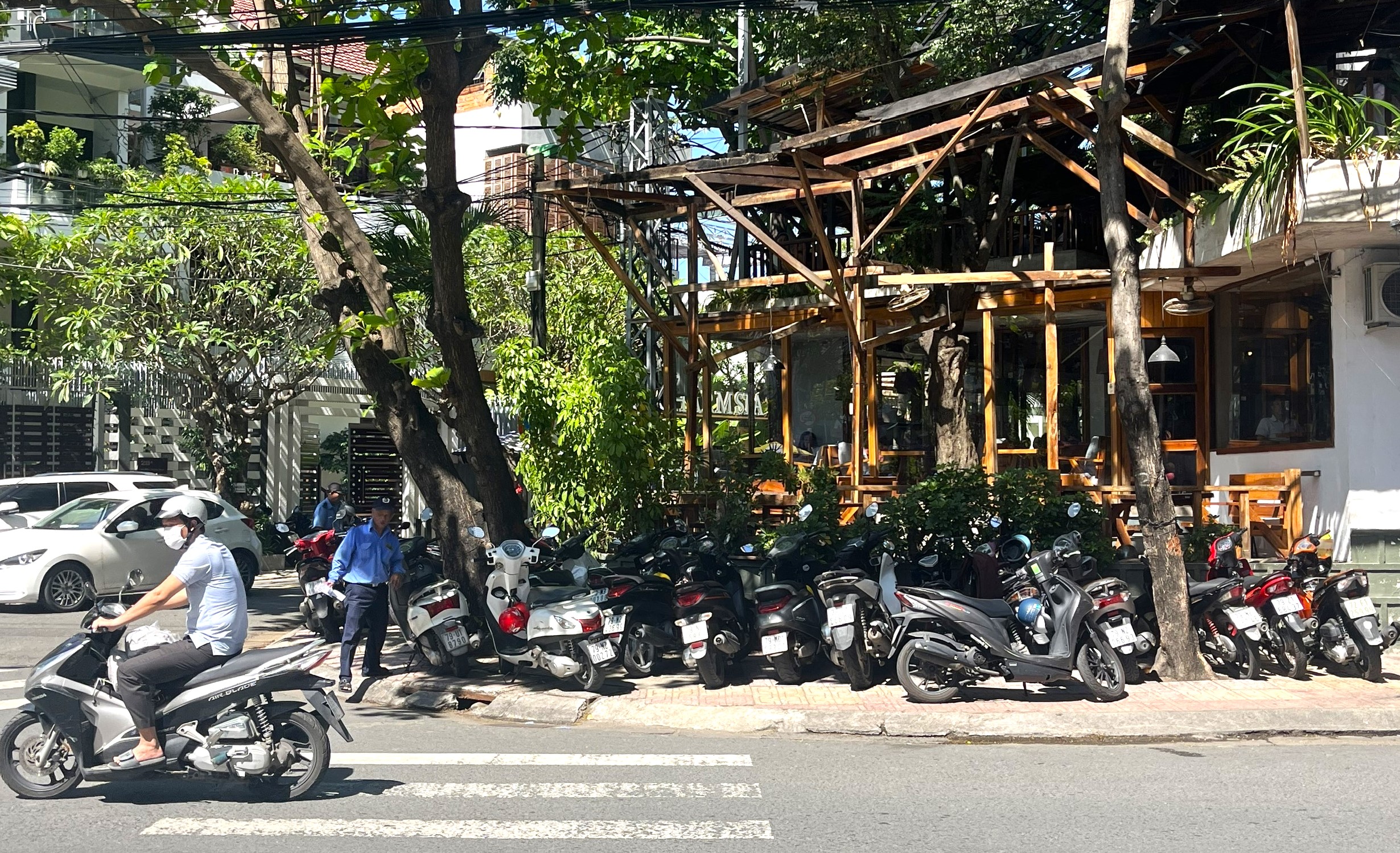 Vỉa hè 'có cũng như không' ở Nha Trang: Du khách bị 'đá' xuống lòng đường - Ảnh 6. Vỉa hè 'có cũng như không' ở Nha Trang: Du khách bị 'đá' xuống lòng đường - Ảnh 6.