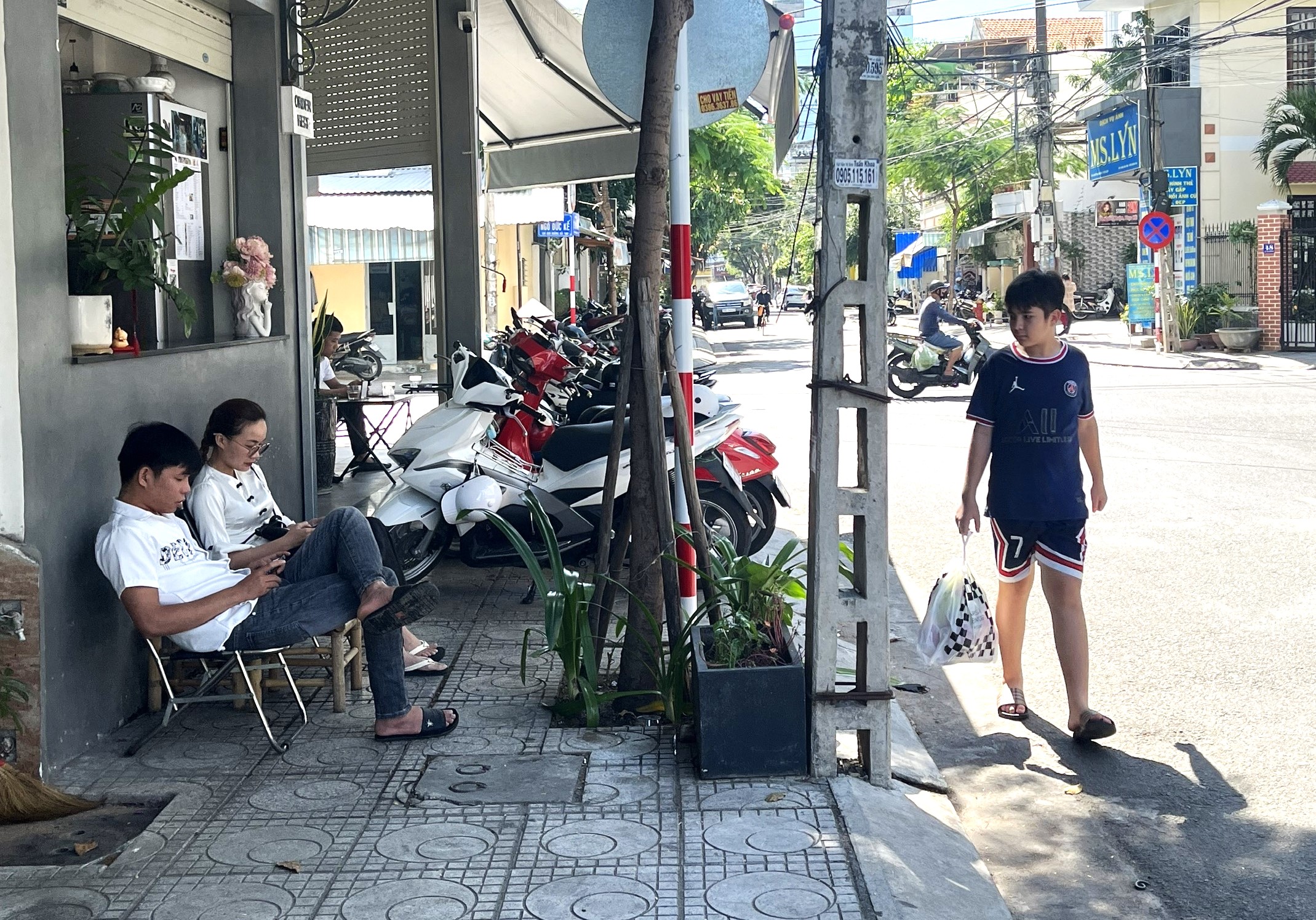 Vỉa hè 'có cũng như không' ở Nha Trang: Du khách bị 'đá' xuống lòng đường - Ảnh 4. Vỉa hè 'có cũng như không' ở Nha Trang: Du khách bị 'đá' xuống lòng đường - Ảnh 4.