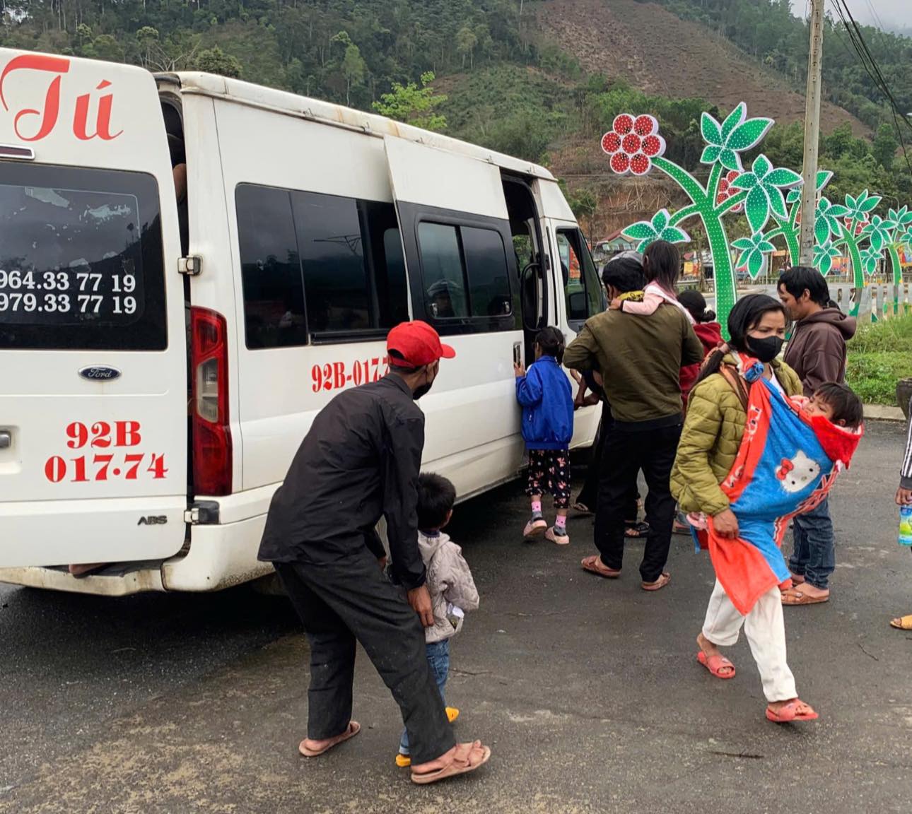 Nhiều học sinh lớp 2 tử vong bất thường, ngành Y tế Quảng Nam nói bệnh sởi tăng do 'lỗ hổng vắc xin' - Ảnh 1.