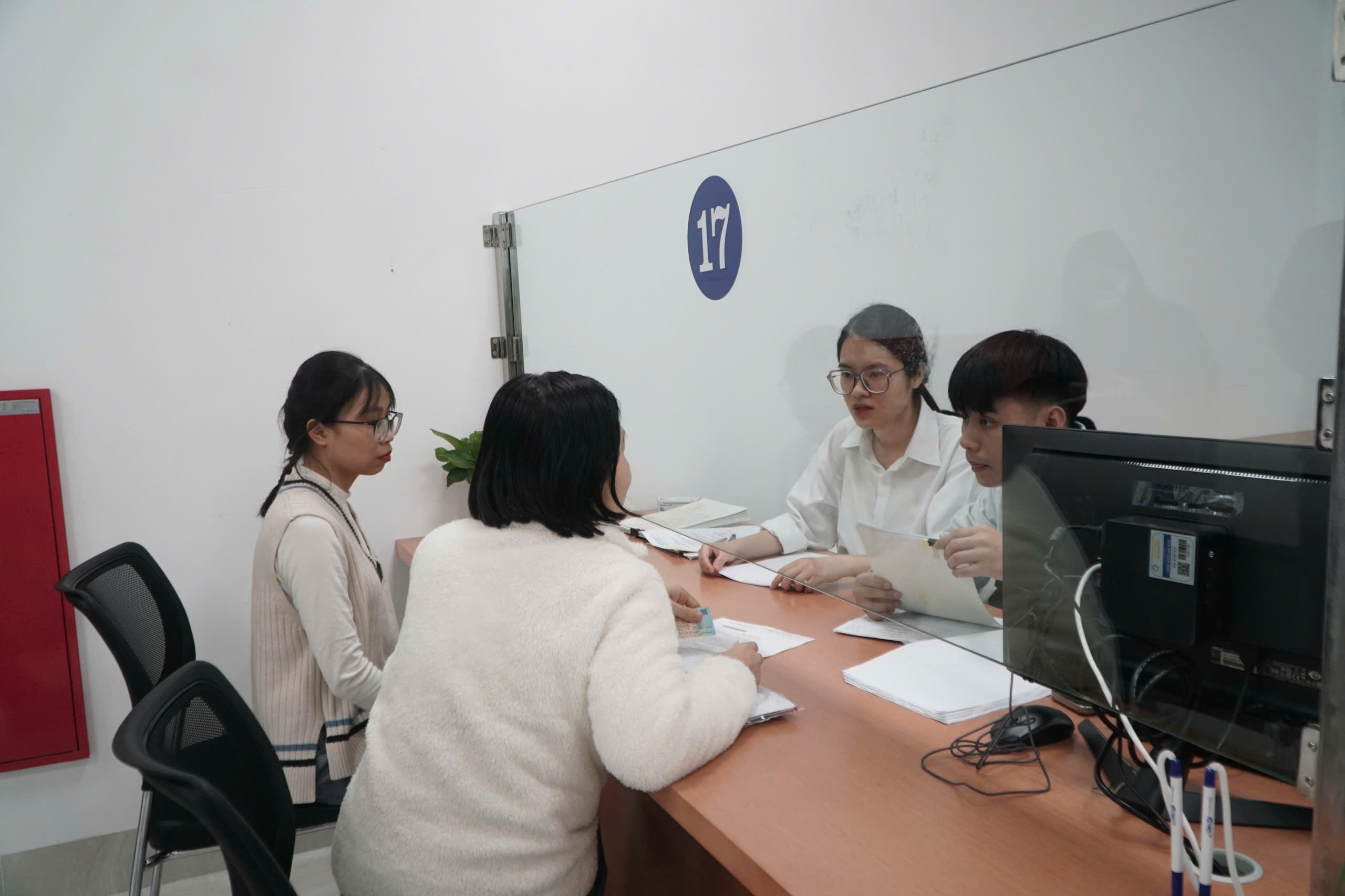 Chủ tịch Hà Nội: Cắt chức lãnh đạo bao che cho công chức xử lý thủ tục hành chính chậm, nhũng nhiễu - Ảnh 2.