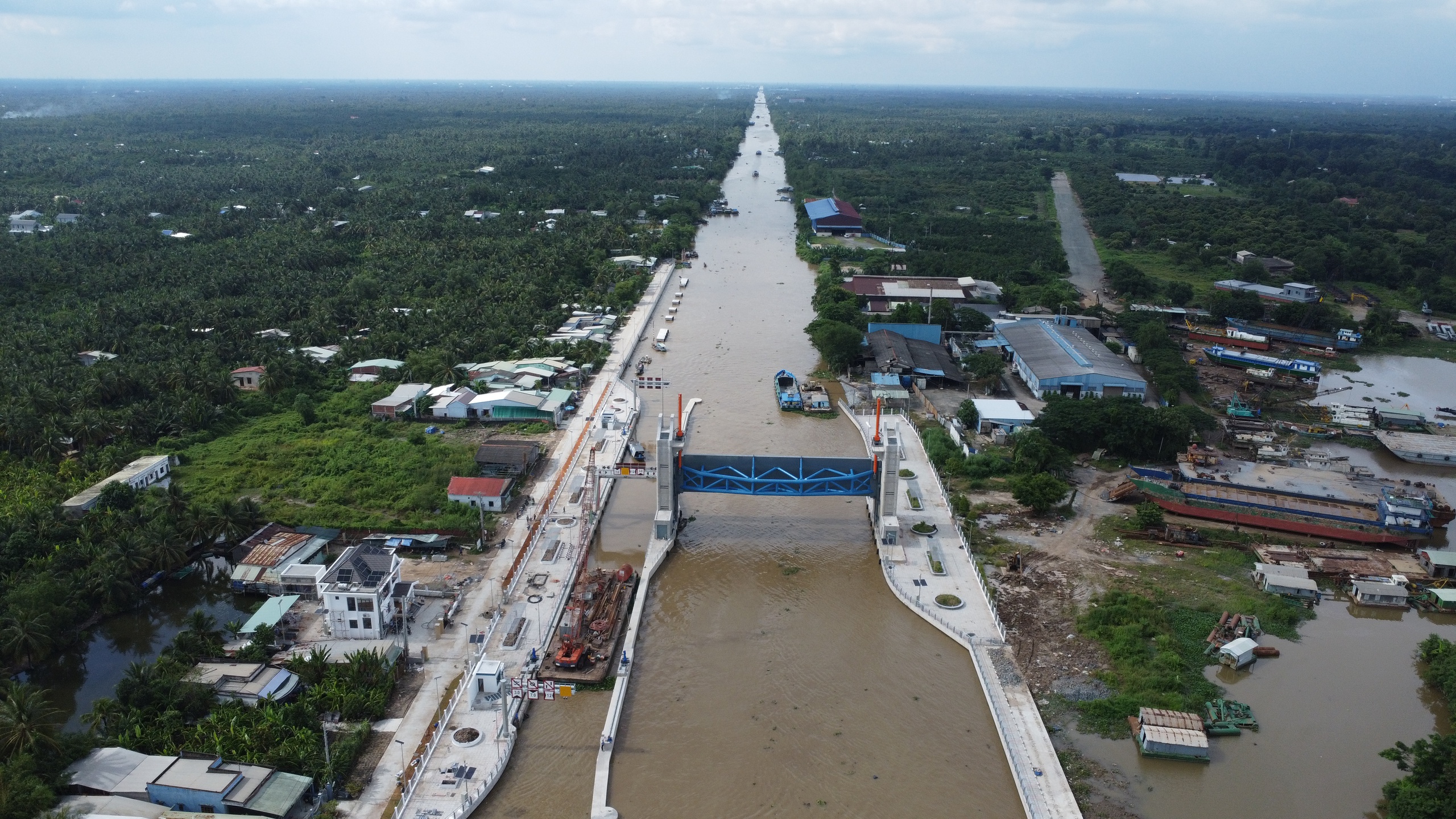  Tiền Giang đóng nhiều cống dọc sông Tiền để ngăn mặn - Ảnh 1.