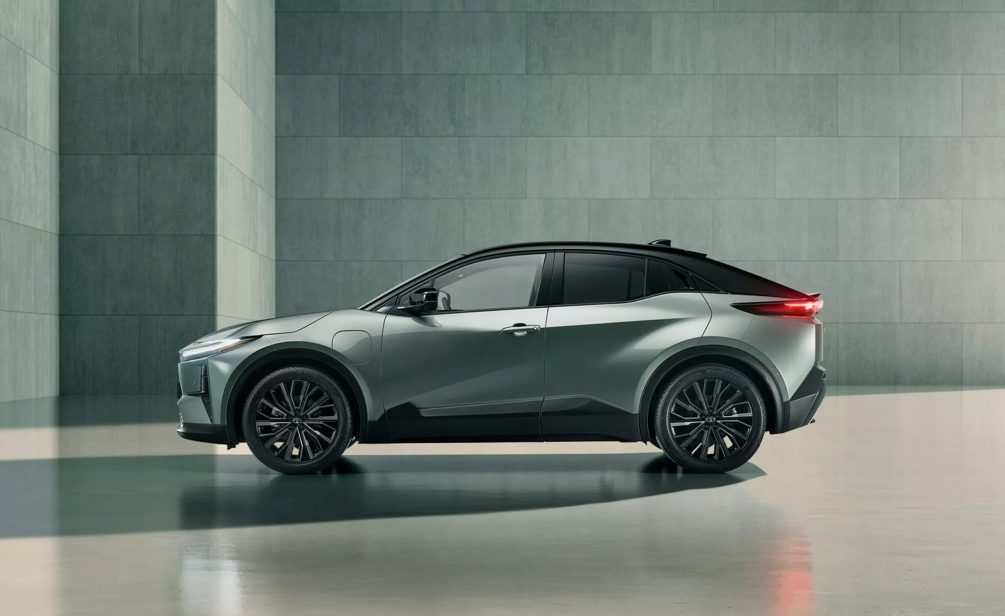 Bất ngờ có bản thuần điện Toyota C-HR+ hút người dùng độc thân - Ảnh 2.