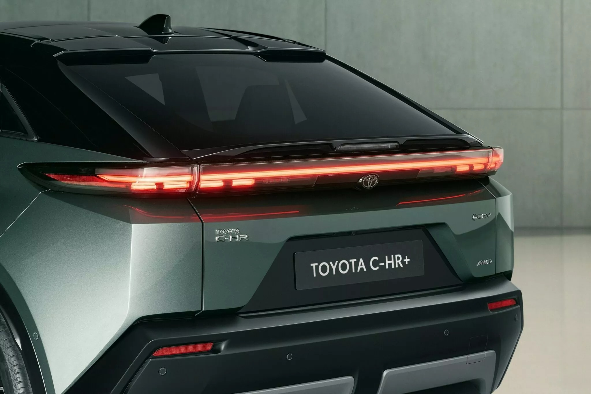 Toyota C-HR bất ngờ có bản thuần điện, sửa thiết kế hợp lý hơn hút 'người dùng độc thân' - Ảnh 14.