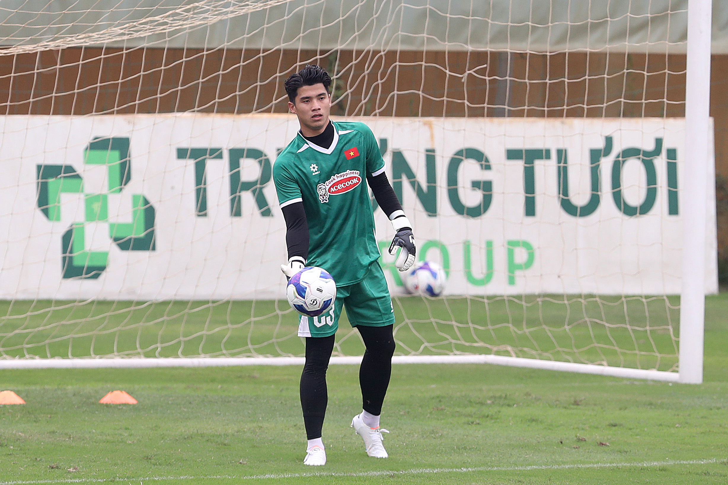 Thủ môn Hồ Tùng Hân: Chơi bóng ở Singapore không phải lợi thế khi về U22 Việt Nam - Ảnh 1. Thủ môn Hồ Tùng Hân: Chơi bóng ở Singapore không phải lợi thế khi về U22 Việt Nam - Ảnh 1.