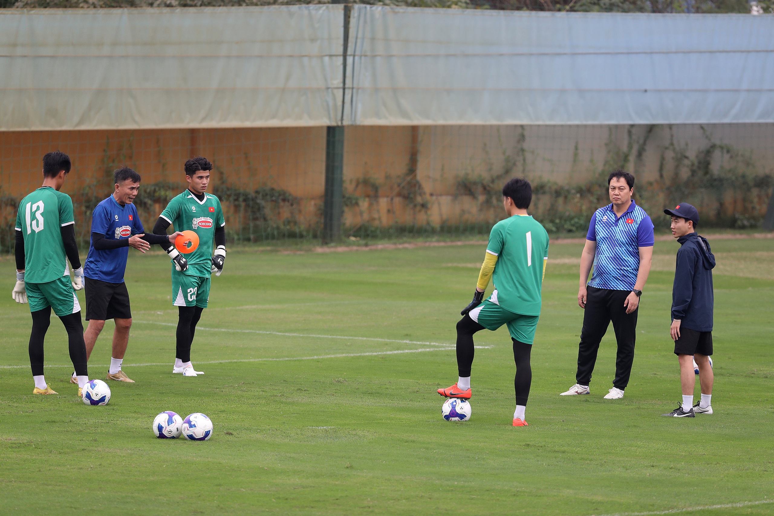 Thủ môn Hồ Tùng Hân: Chơi bóng ở Singapore không phải lợi thế khi về U22 Việt Nam - Ảnh 4. Thủ môn Hồ Tùng Hân: Chơi bóng ở Singapore không phải lợi thế khi về U22 Việt Nam - Ảnh 2.