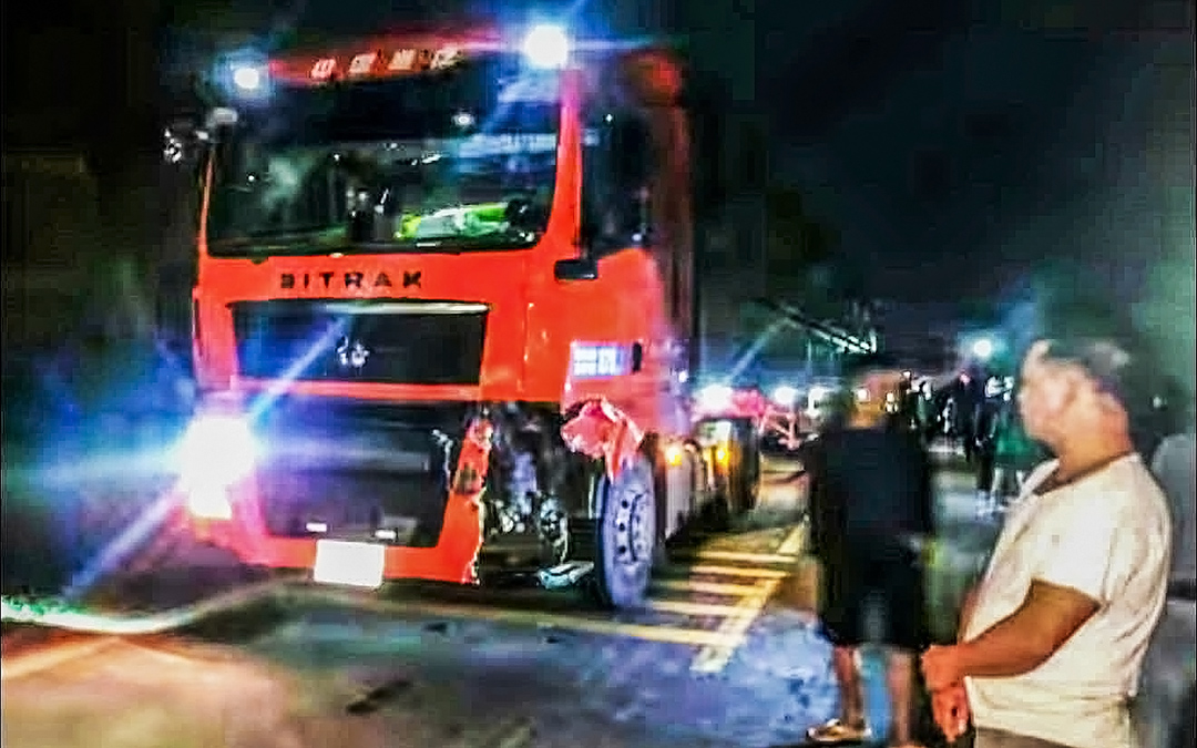 Va chạm với xe đầu kéo, 2 nam sinh lớp 9 chết thương tâm trong đêm - Ảnh 1. Va chạm với xe đầu kéo biển Lào, 2 nam sinh lớp 9 chết thương tâm trong đêm - Ảnh 1.