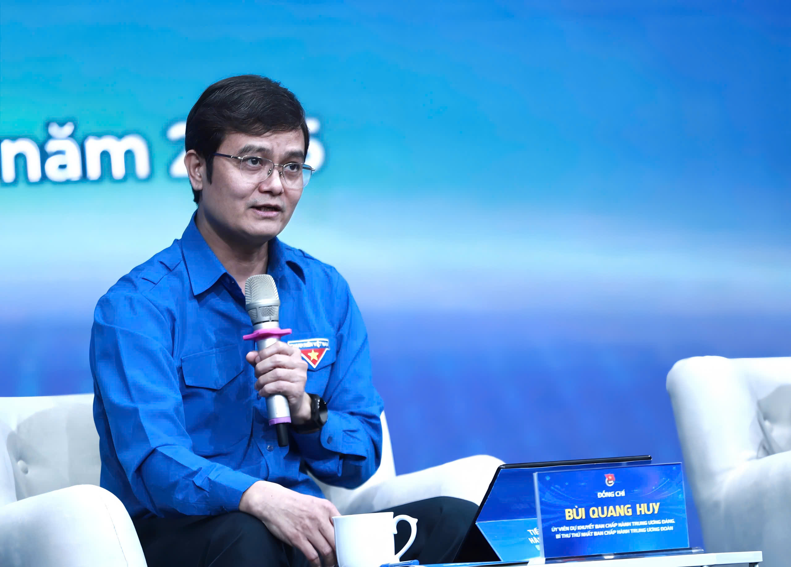 YouTuber Khoai Lang Thang kêu gọi Trung ương Đoàn giúp thanh niên tiếp cận AI giá rẻ - Ảnh 2.