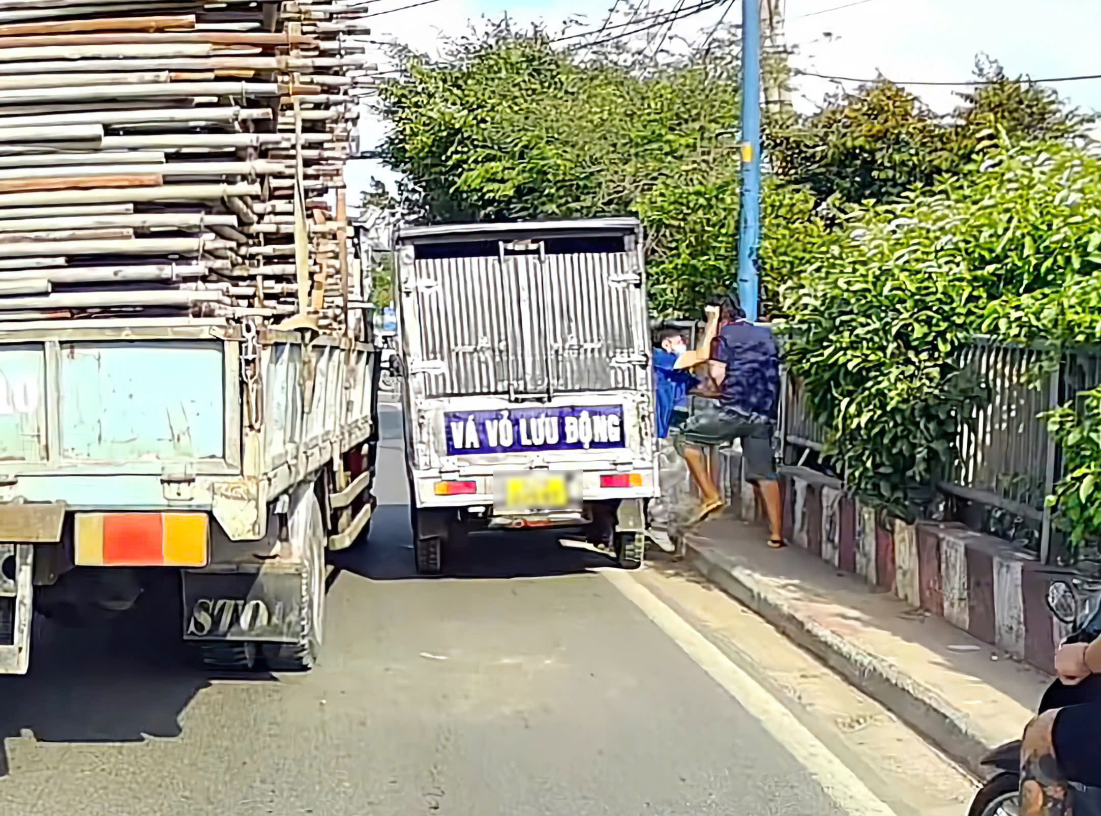 Xác minh vụ hai tài xế xe tải đánh nhau túi bụi trên cầu Bà Lát, huyện Bình Chánh - Ảnh 1.