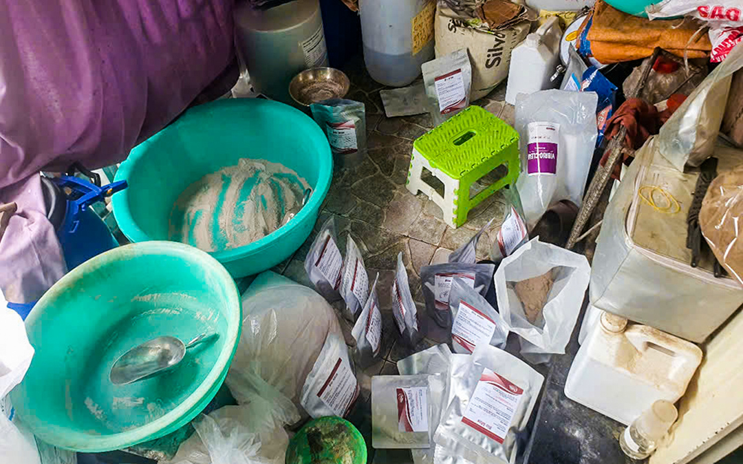 Phát hiện nhà trọ sản xuất thuốc thủy sản giả tại An Giang - Ảnh 1. Mở công ty, thuê nhà trọ để sản xuất thuốc thủy sản giả - Ảnh 1.