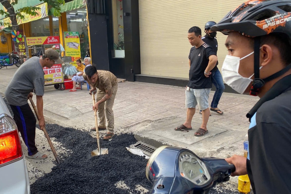 Phường ở quận 6 mời đơn vị công ngoài thời gian giấp phép cấp gây kẹt xe làm việc - Ảnh 1.