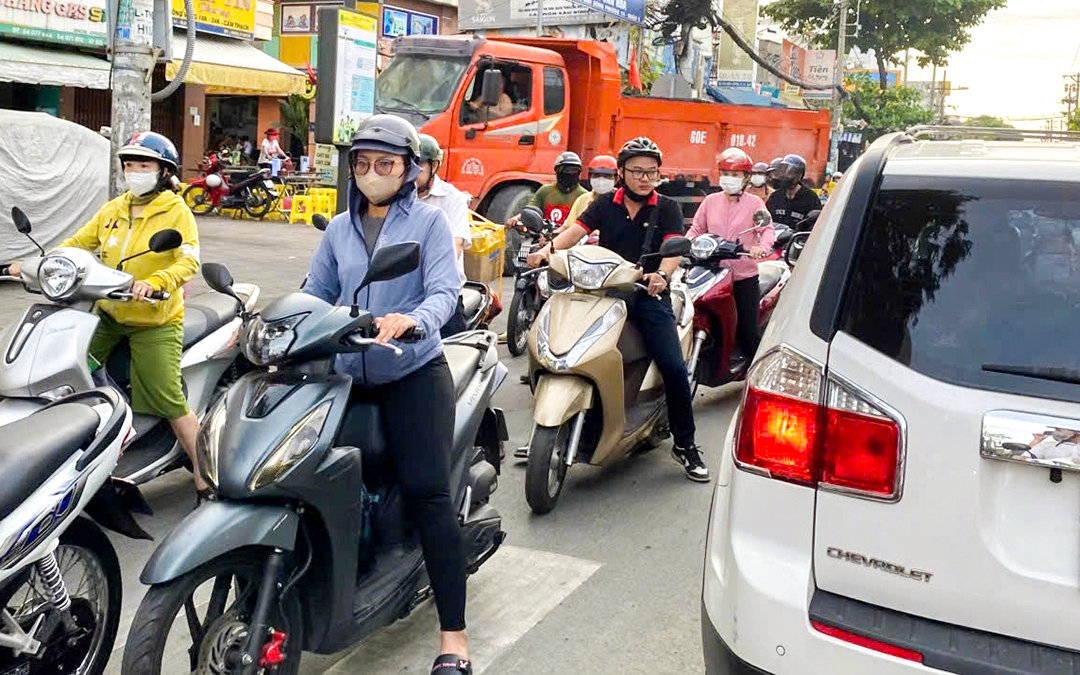 Sẽ không tái diễn việc thi công ngầm hóa điện giờ cao điểm ở quận 6 - Ảnh 1. Thi công ngầm hóa điện giờ cao điểm gây kẹt xe ở quận 6: Cam kết không tái diễn - Ảnh 1.
