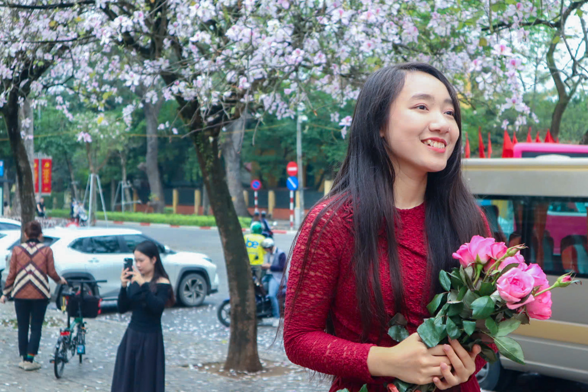 Tha hồ check-in hoa sưa đẹp nao lòng giữa Hà Nội - Ảnh 7. Tha hồ check-in hoa sưa đẹp nao lòng giữa Hà Nội - Ảnh 7.
