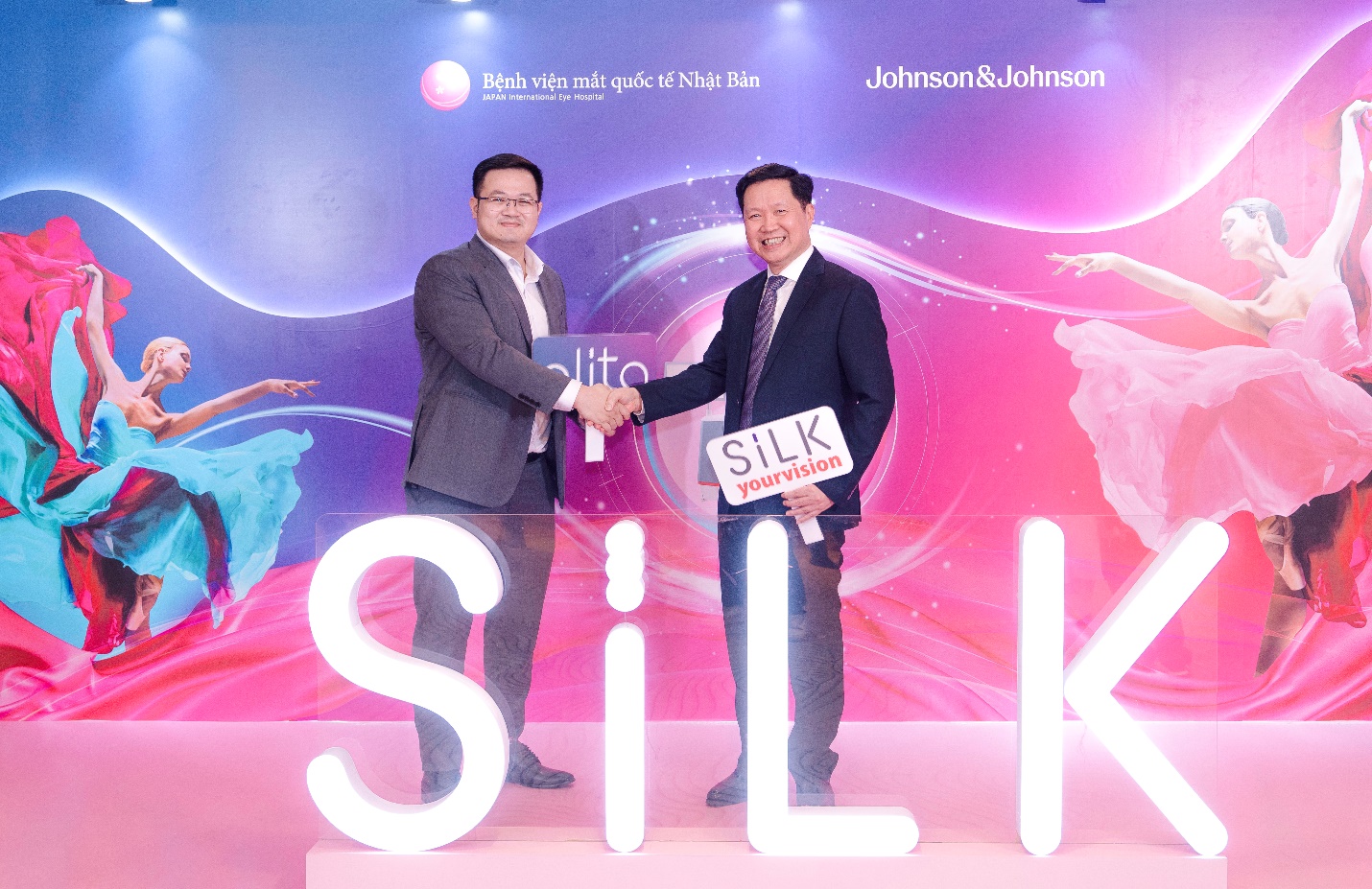 Chuyển giao công nghệ SILK: Bước đột phá trong điều trị tật khúc xạ - Ảnh 3.