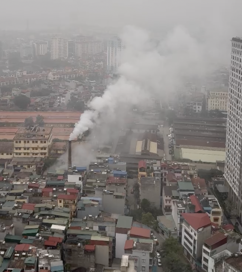 Dân chung cư cao cấp ở Hà Nội 'kêu cứu' vì cột khói của công ty dệt - Ảnh 1.