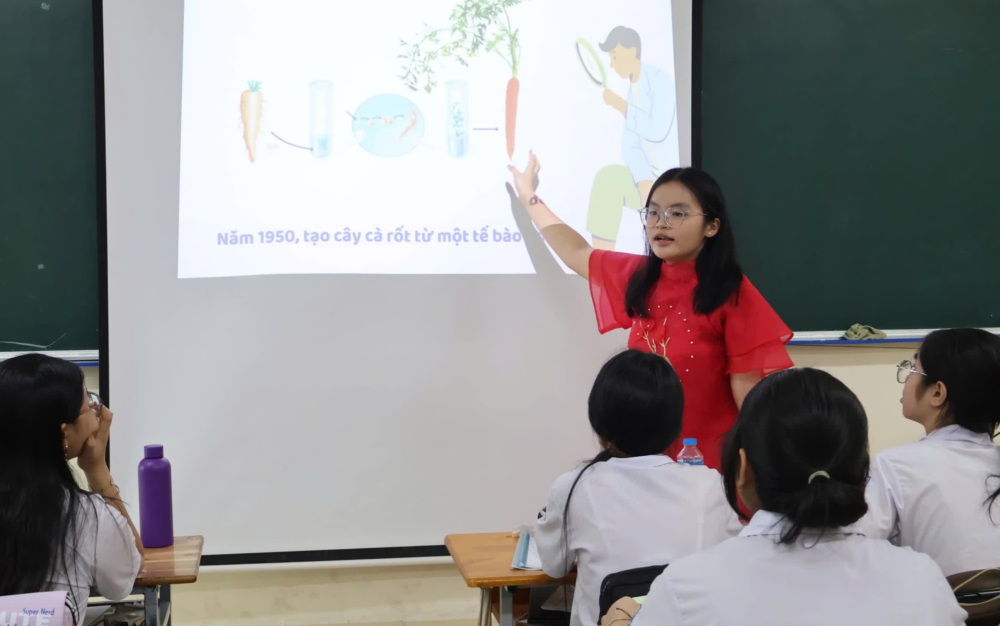 Teen Trường THPT Bùi Thị Xuân quây quần bên 'mâm cơm gia đình' ngay trong lớp học - Ảnh 3.