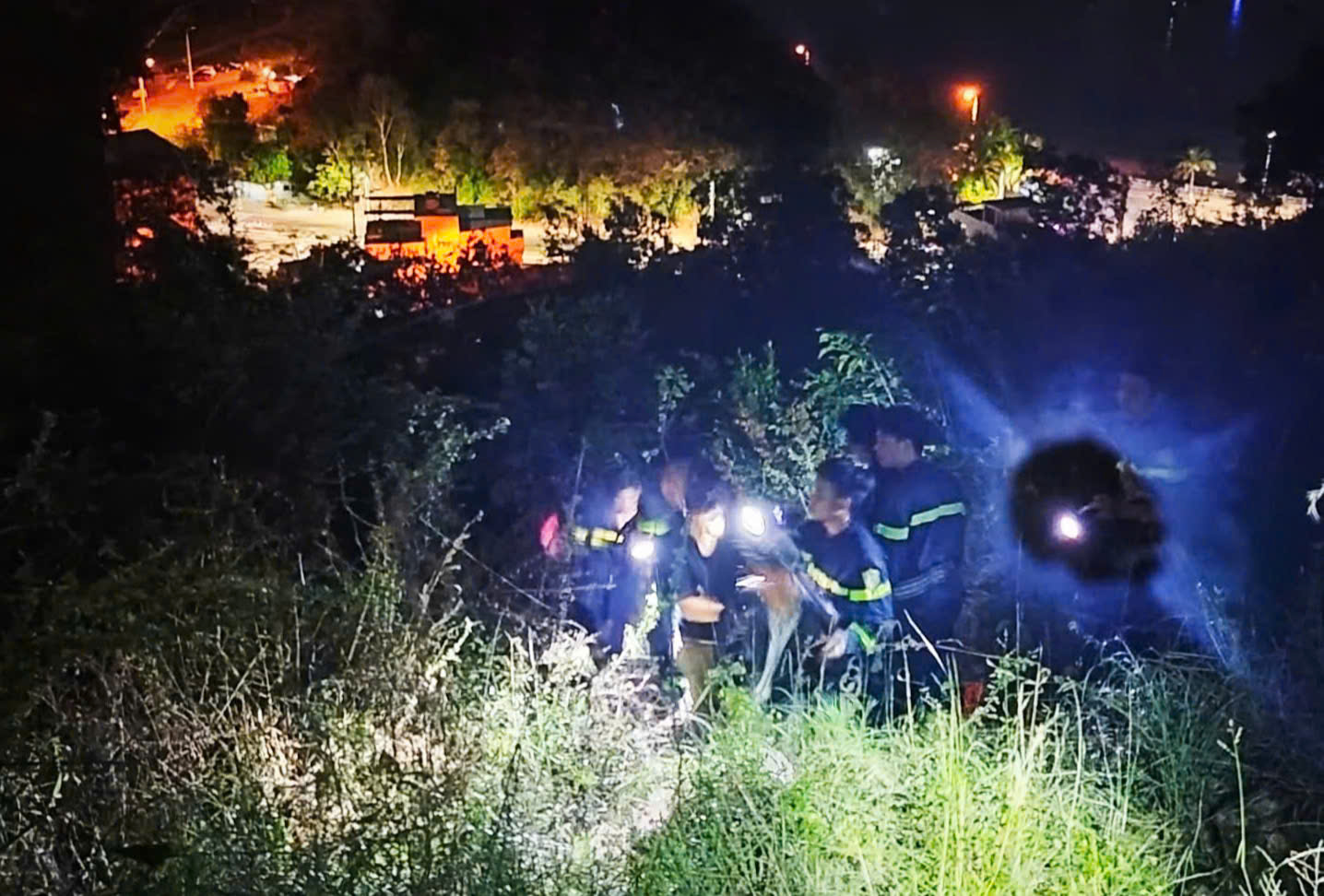 Cứu 2 du khách đi lạc trên núi Cô Tiên ở Nha Trang - Ảnh 1. Cứu 2 du khách đi lạc trong đêm trên núi Cô Tiên ở Nha Trang - Ảnh 1.