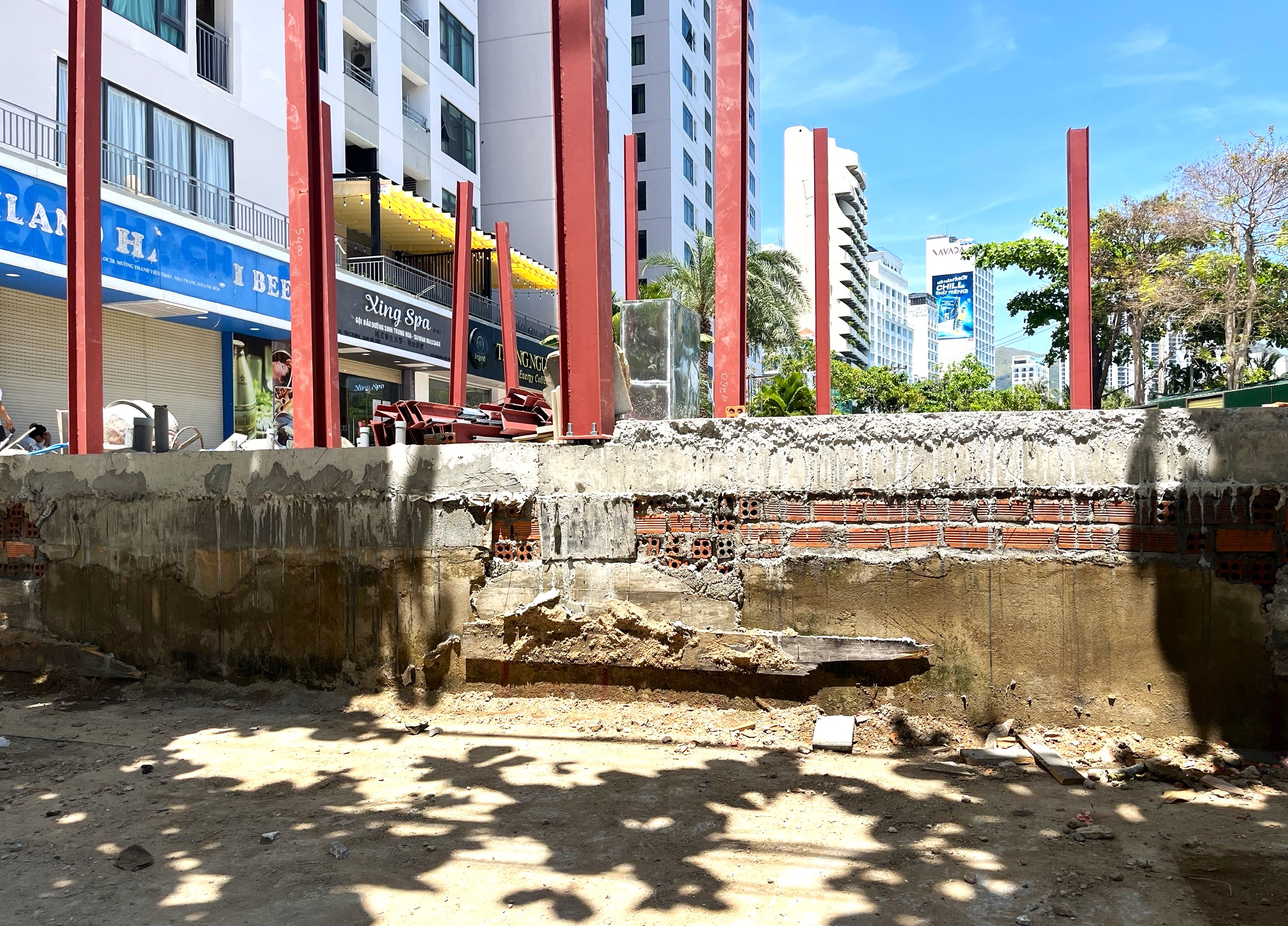 Xây dựng quán cà phê trái phép ở khu căn hộ cao cấp Mường Thanh Viễn Triều? - Ảnh 3. Xây dựng quán cà phê trái phép ở khu căn hộ cao cấp Mường Thanh Viễn Triều? - Ảnh 3.