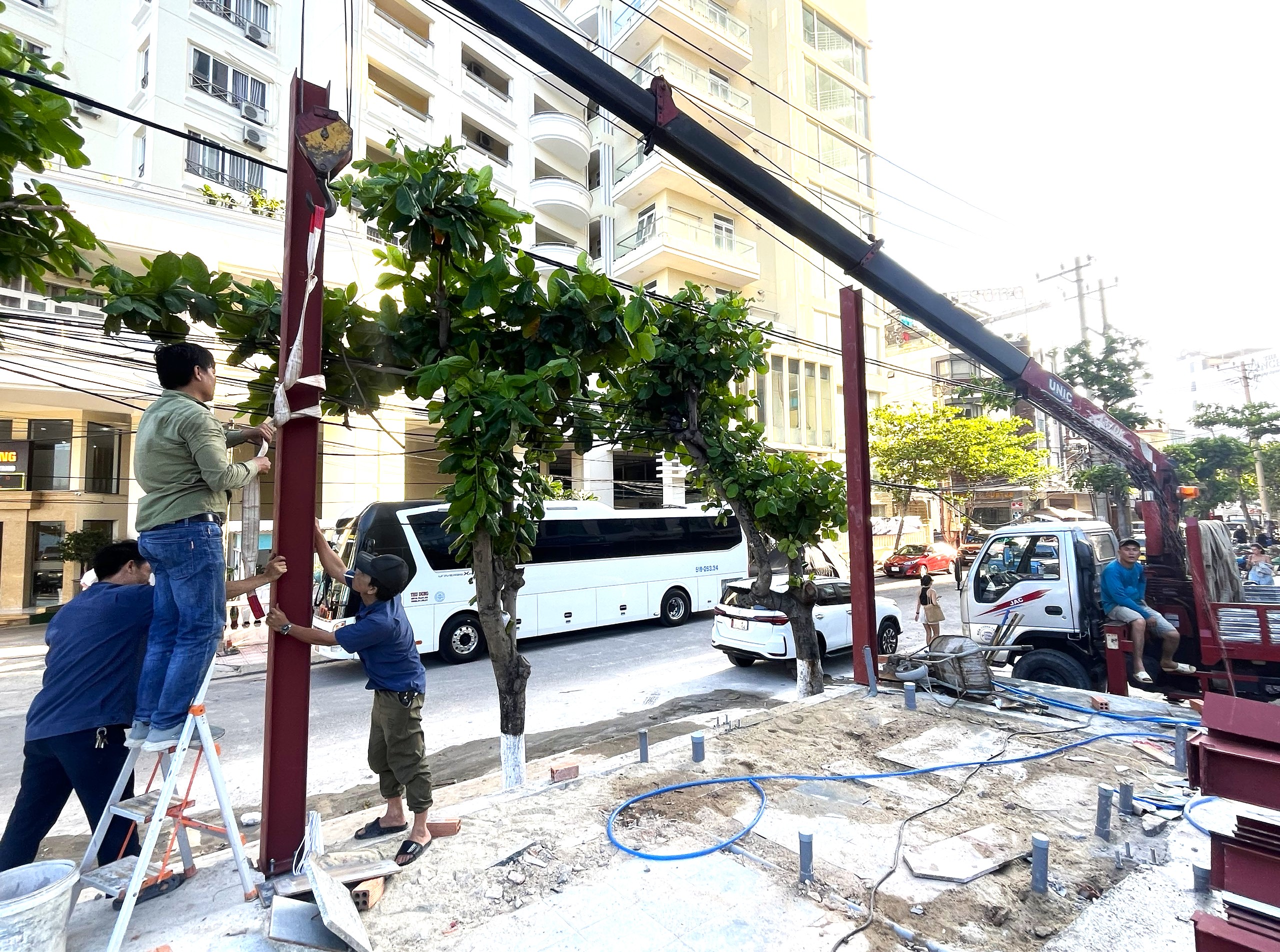 Tháo dỡ công trình không phép ở khu căn hộ cao cấp Mường Thanh Viễn Triều - Ảnh 1. Tháo dỡ công trình không phép ở khu căn hộ cao cấp Mường Thanh Viễn Triều - Ảnh 1.