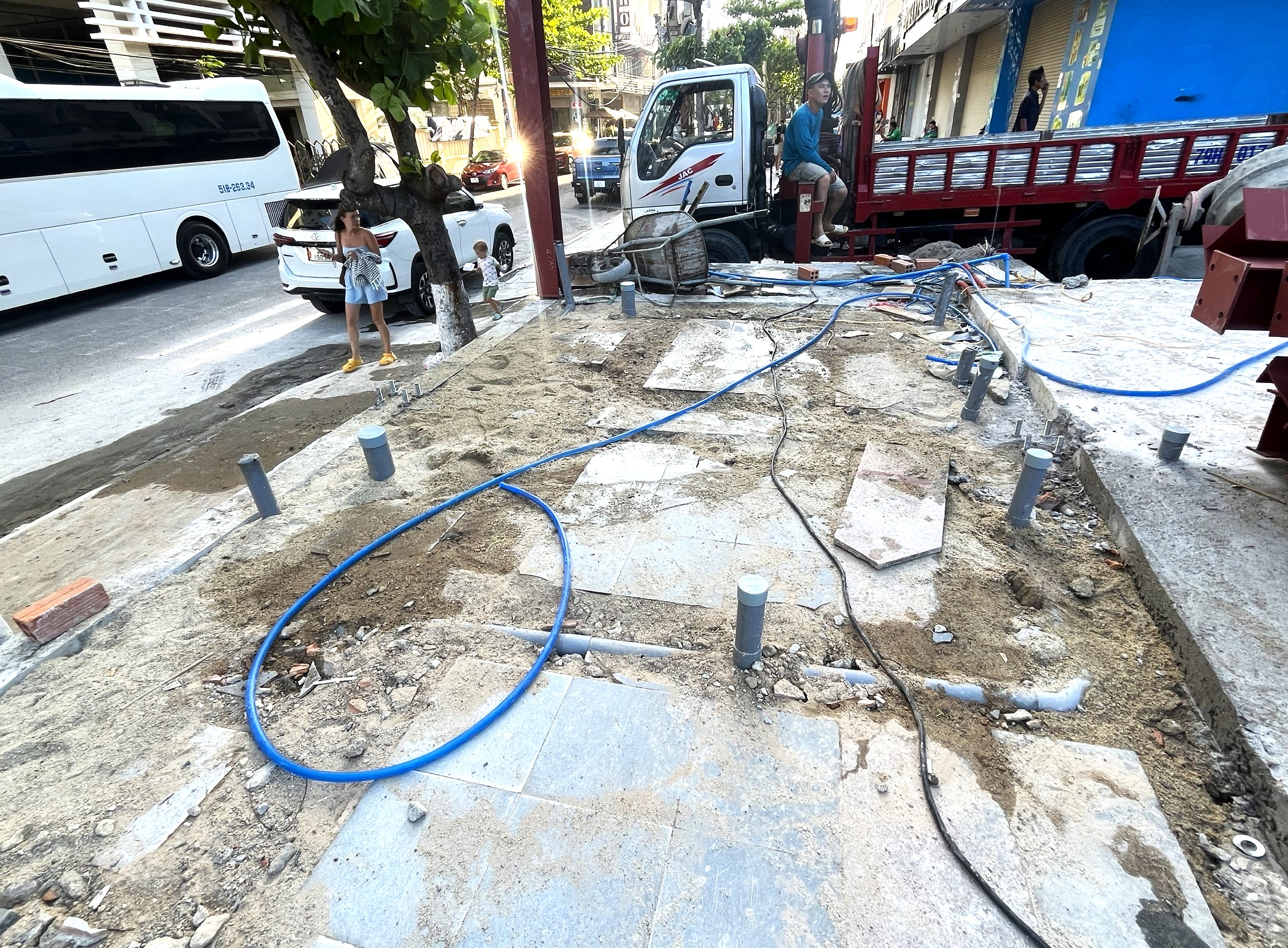 Tháo dỡ công trình không phép ở khu căn hộ cao cấp Mường Thanh Viễn Triều - Ảnh 3. Tháo dỡ công trình không phép ở khu căn hộ cao cấp Mường Thanh Viễn Triều - Ảnh 2.
