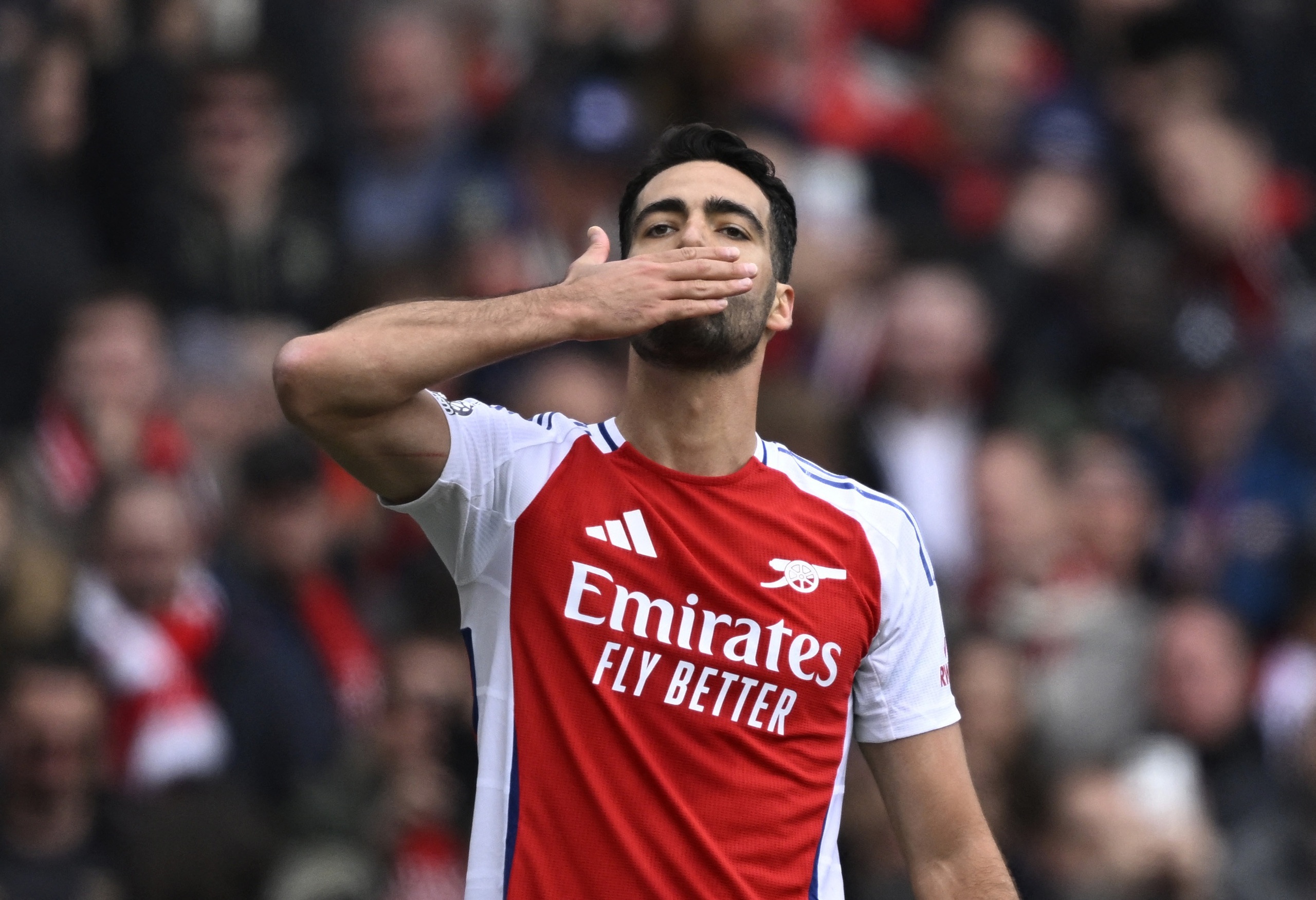 Arsenal lại thắng nhờ 'phạt góc' - Ảnh 1.