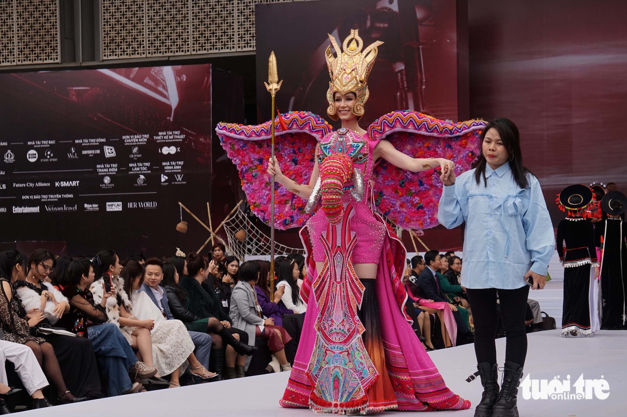 999 hoa hậu, nam vương làm đại sứ Tuần lễ Thời trang Sinh viên toàn cầu, hoa hậu ở đâu lắm thế? - Ảnh 2. 999 hoa hậu, nam vương làm đại sứ Tuần lễ thời trang sinh viên toàn cầu, hoa hậu ở đâu lắm thế? - Ảnh 2.