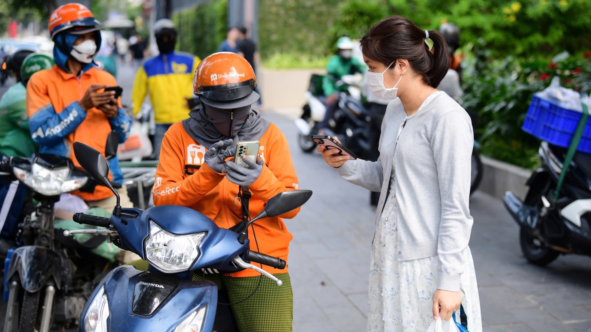 Sàn online tăng phí, người bán 'ngộp thở' - Ảnh 3.