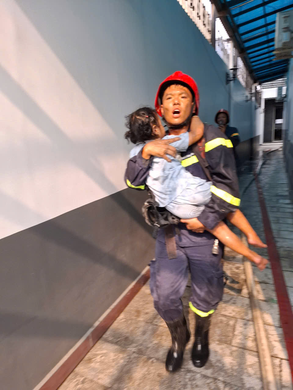 Cháy khách sạn ở Thủ Đức, cảnh sát phá cửa cứu 6 người mắc kẹt - Ảnh 1.