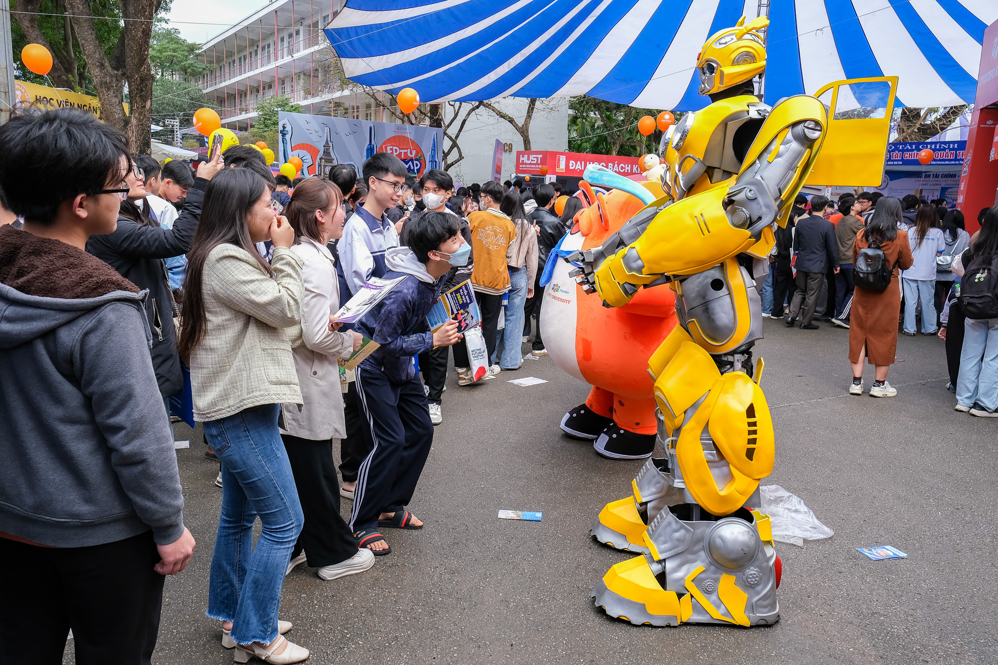 Thích thú trải nghiệm xe chữa cháy, check-in robot Bumblebee khổng lồ tại Ngày hội tư vấn tuyển sinh - Ảnh 1. Thích thú trải nghiệm xe chữa cháy, check-in robot Bumblebee khổng lồ tại Ngày hội tư vấn tuyển sinh - Ảnh 1.