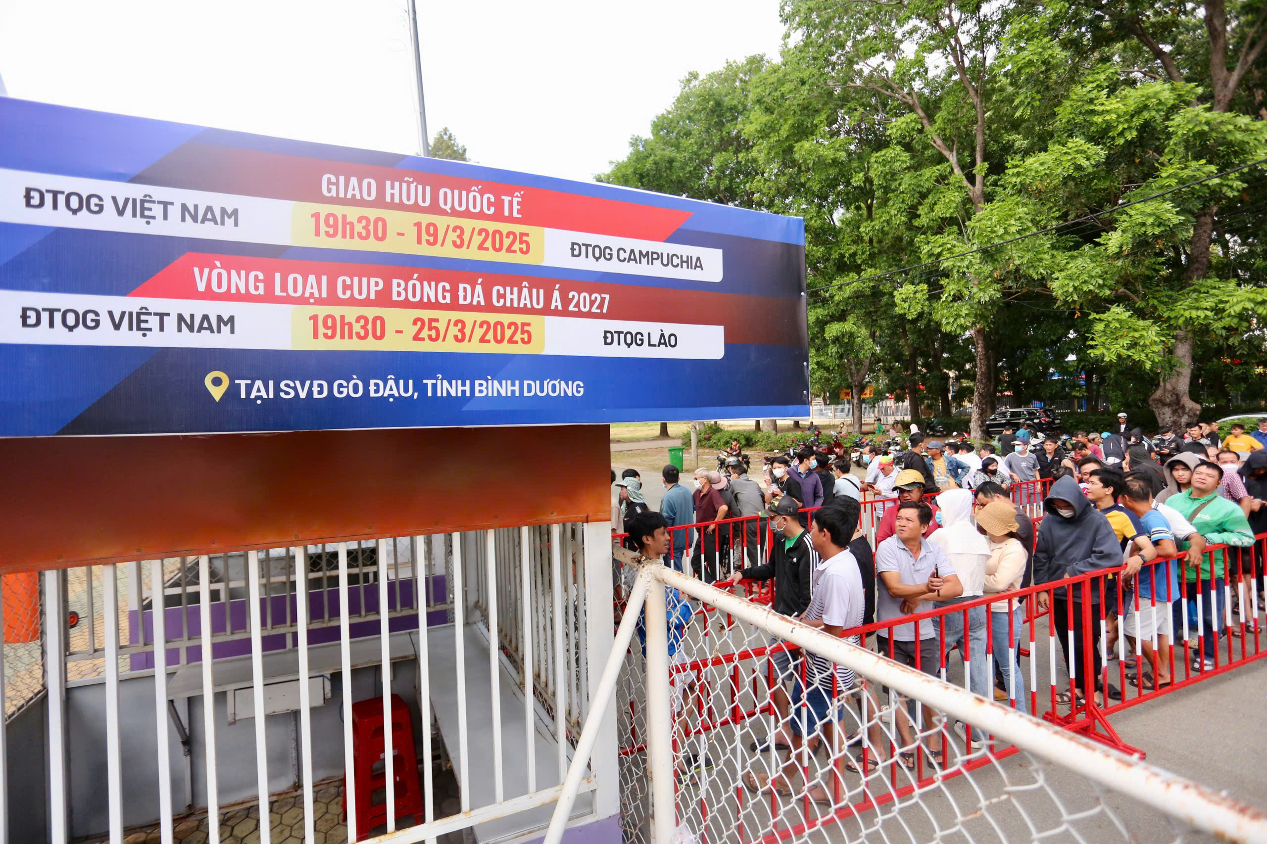 Cổ động viên không mua được vé trận Việt Nam gặp Lào - Ảnh 1.