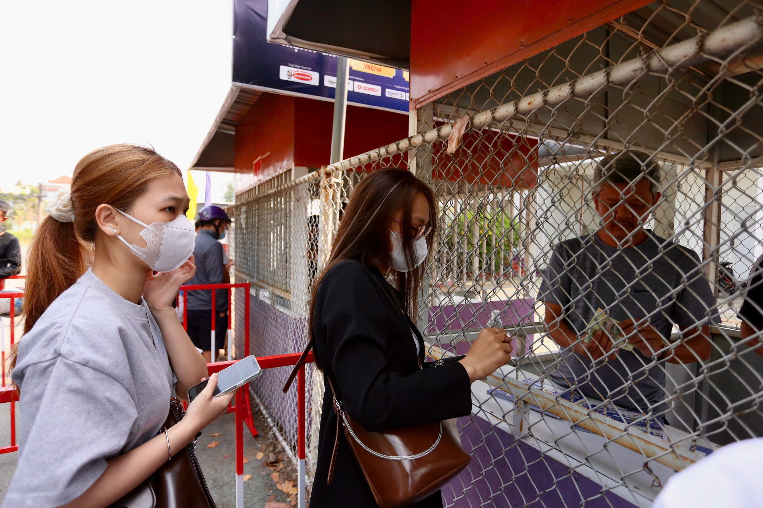 Cổ động viên không mua được vé trận Việt Nam gặp Lào - Ảnh 3.